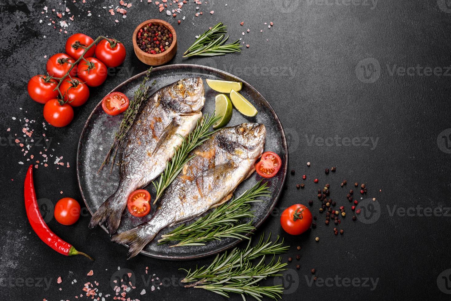 köstlicher Dorado auf dem Grill mit Gewürzen und Kräutern gebacken. Dorado gekocht auf ungefähr foto