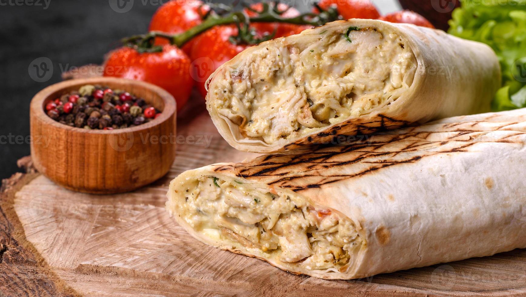 leckerer frischer Döner mit Fleisch und Gemüse auf einem dunklen Betontisch foto