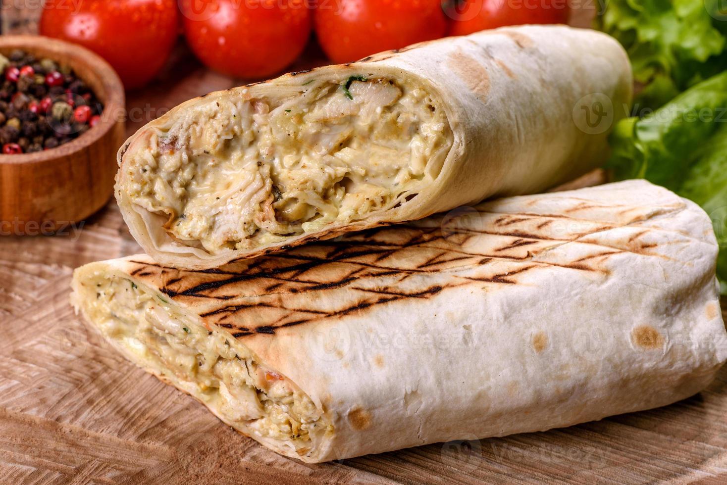 leckerer frischer Döner mit Fleisch und Gemüse auf einem dunklen Betontisch foto