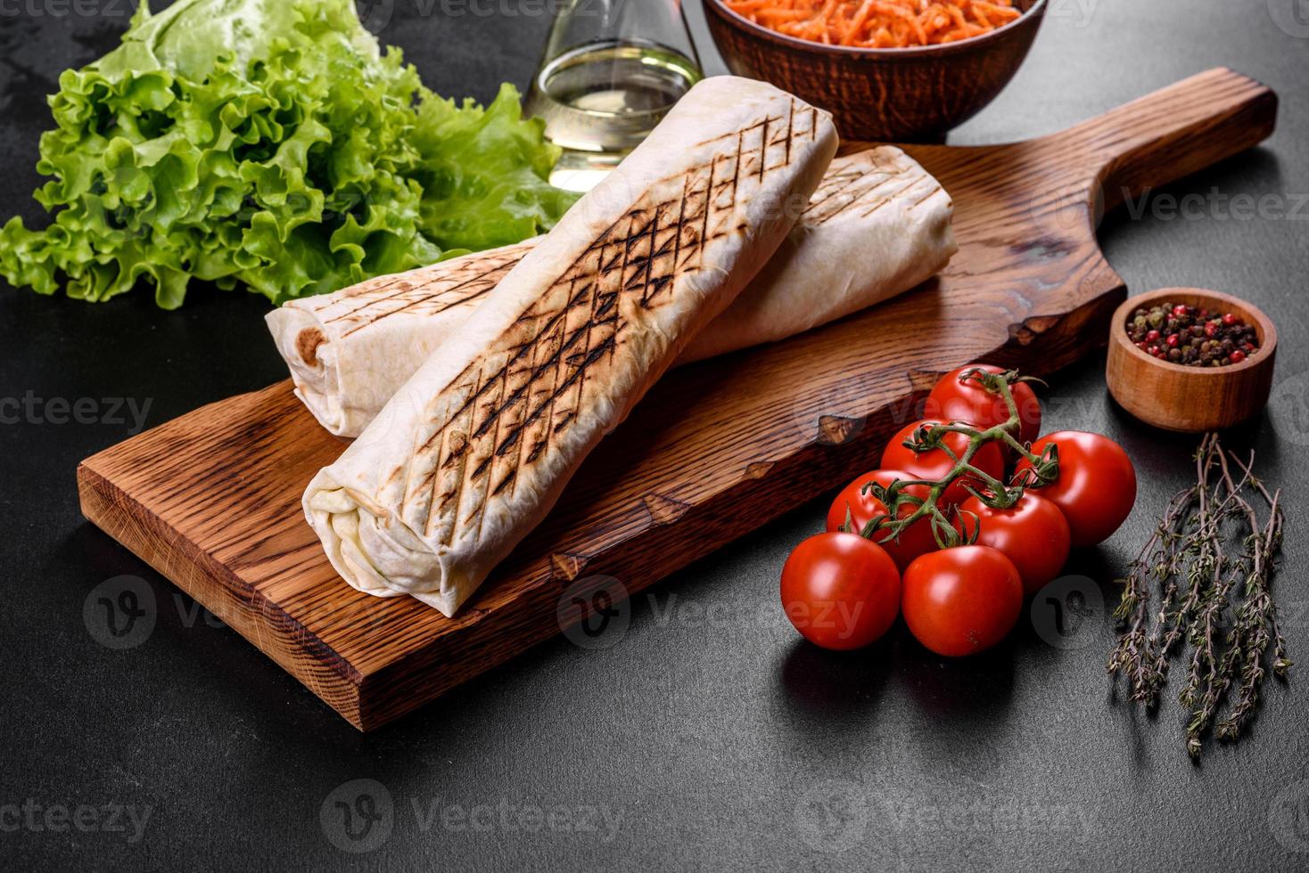 leckerer frischer Döner mit Fleisch und Gemüse auf einem dunklen Betontisch foto