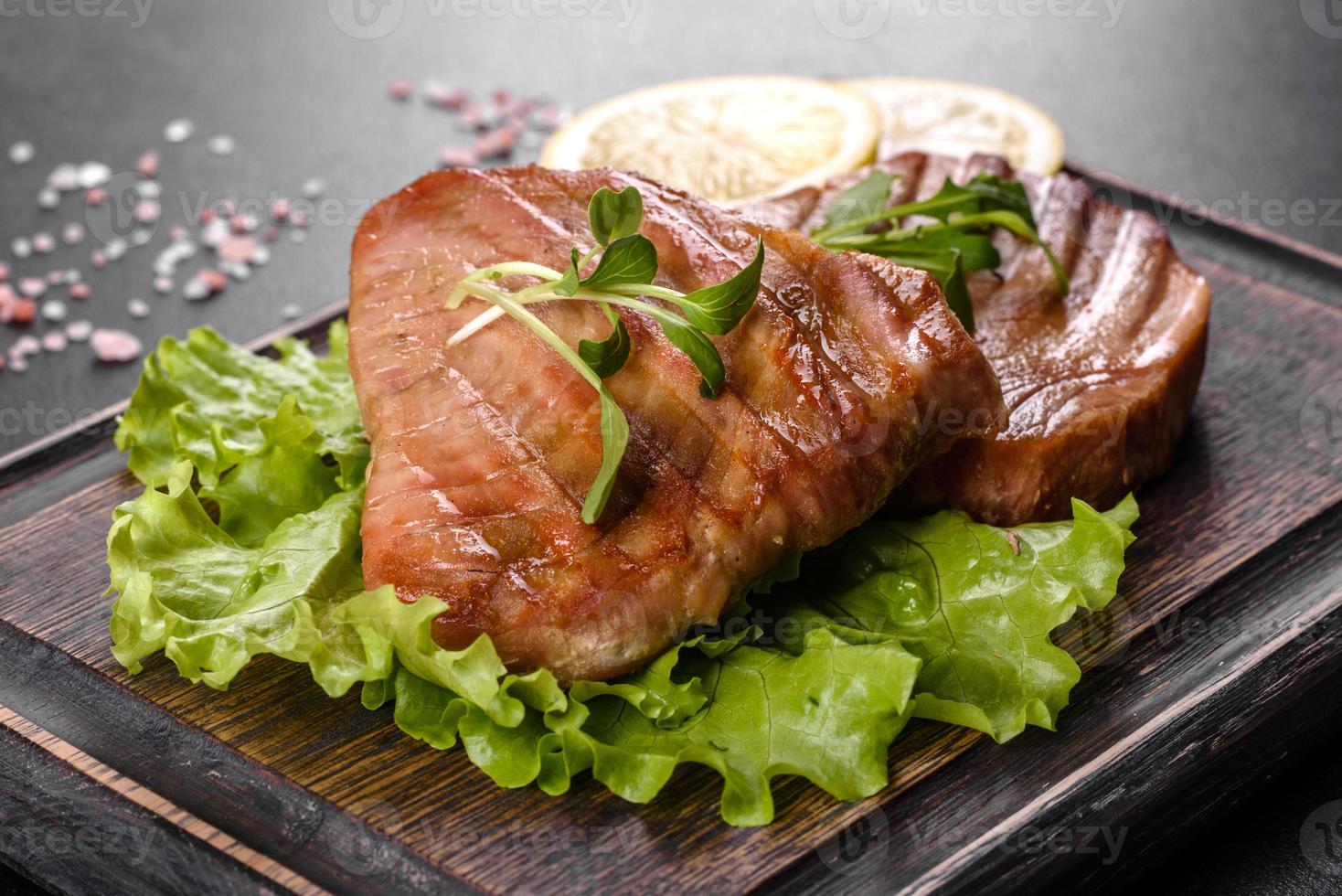 leckeres saftiges Thunfischsteak gegrillt mit Gewürzen und Kräutern foto