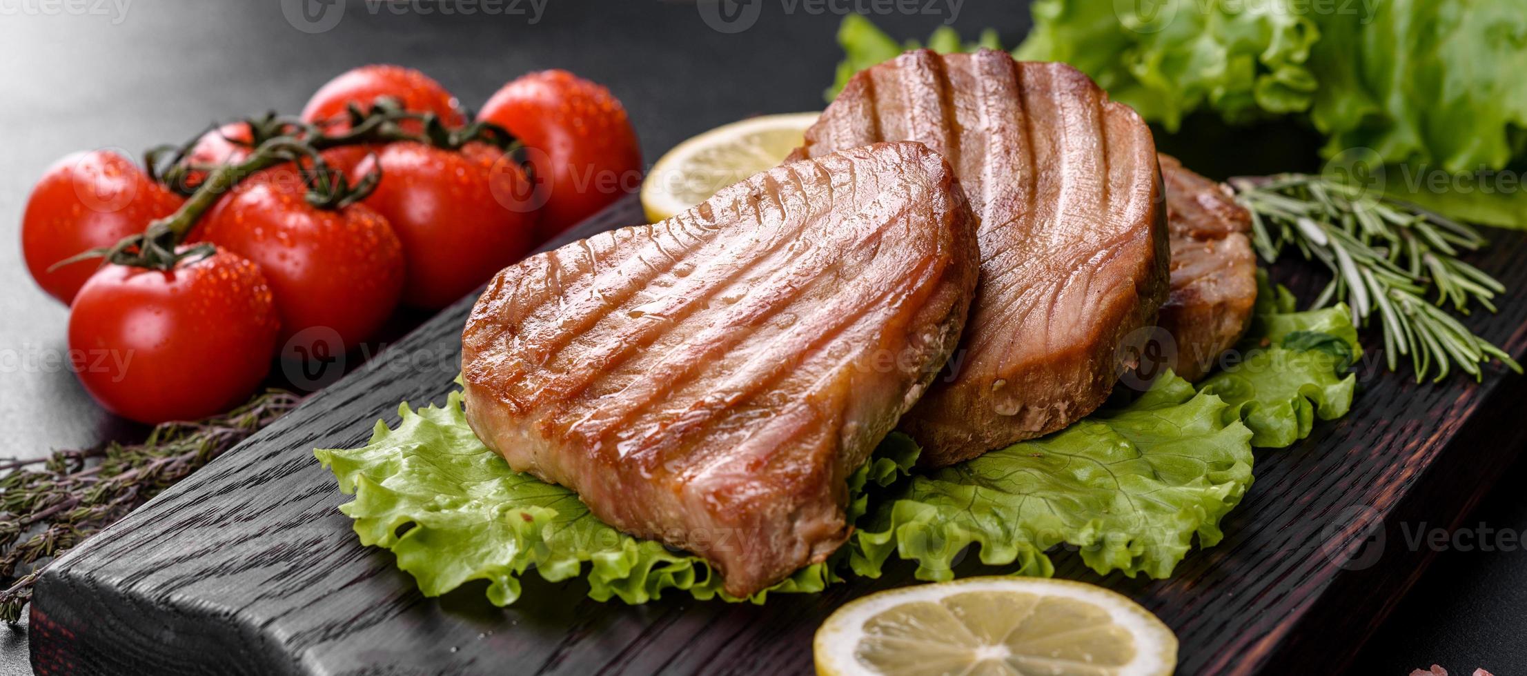 leckeres saftiges Thunfischsteak gegrillt mit Gewürzen und Kräutern foto