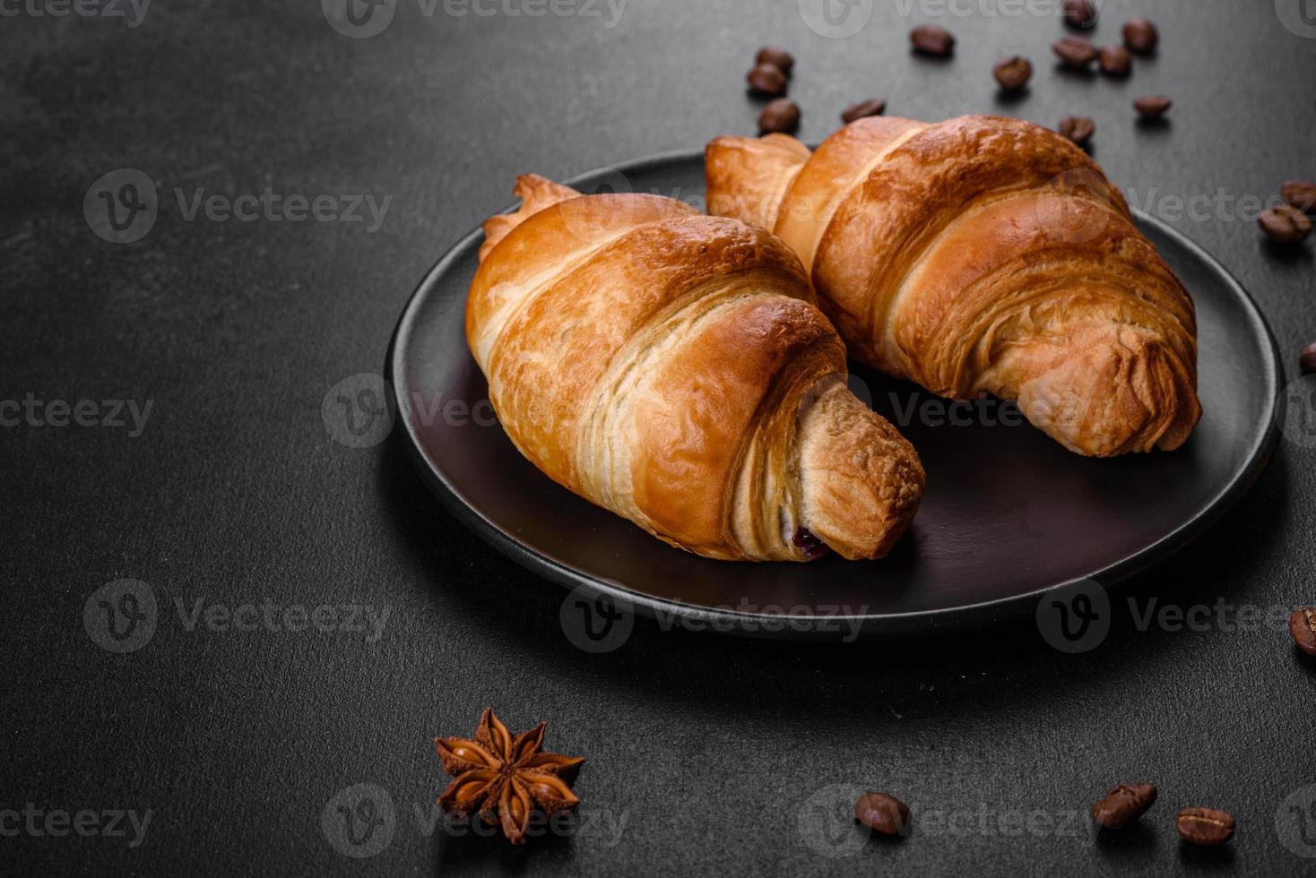 frisches knackiges leckeres französisches Croissant mit einer Tasse duftendem Kaffee foto