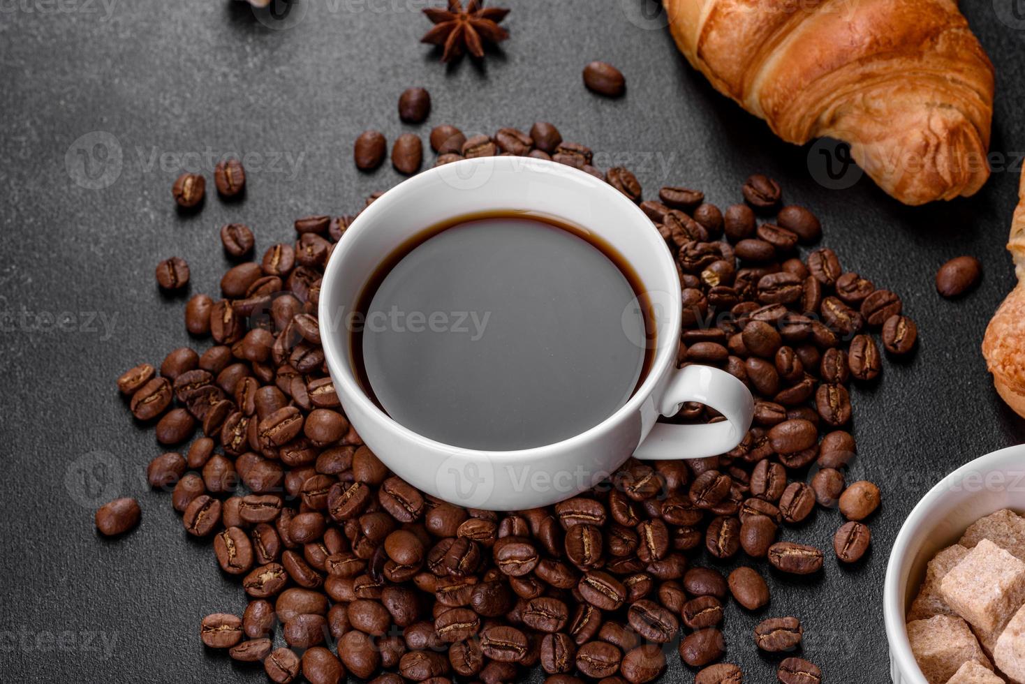 frisches knackiges leckeres französisches Croissant mit einer Tasse duftendem Kaffee foto