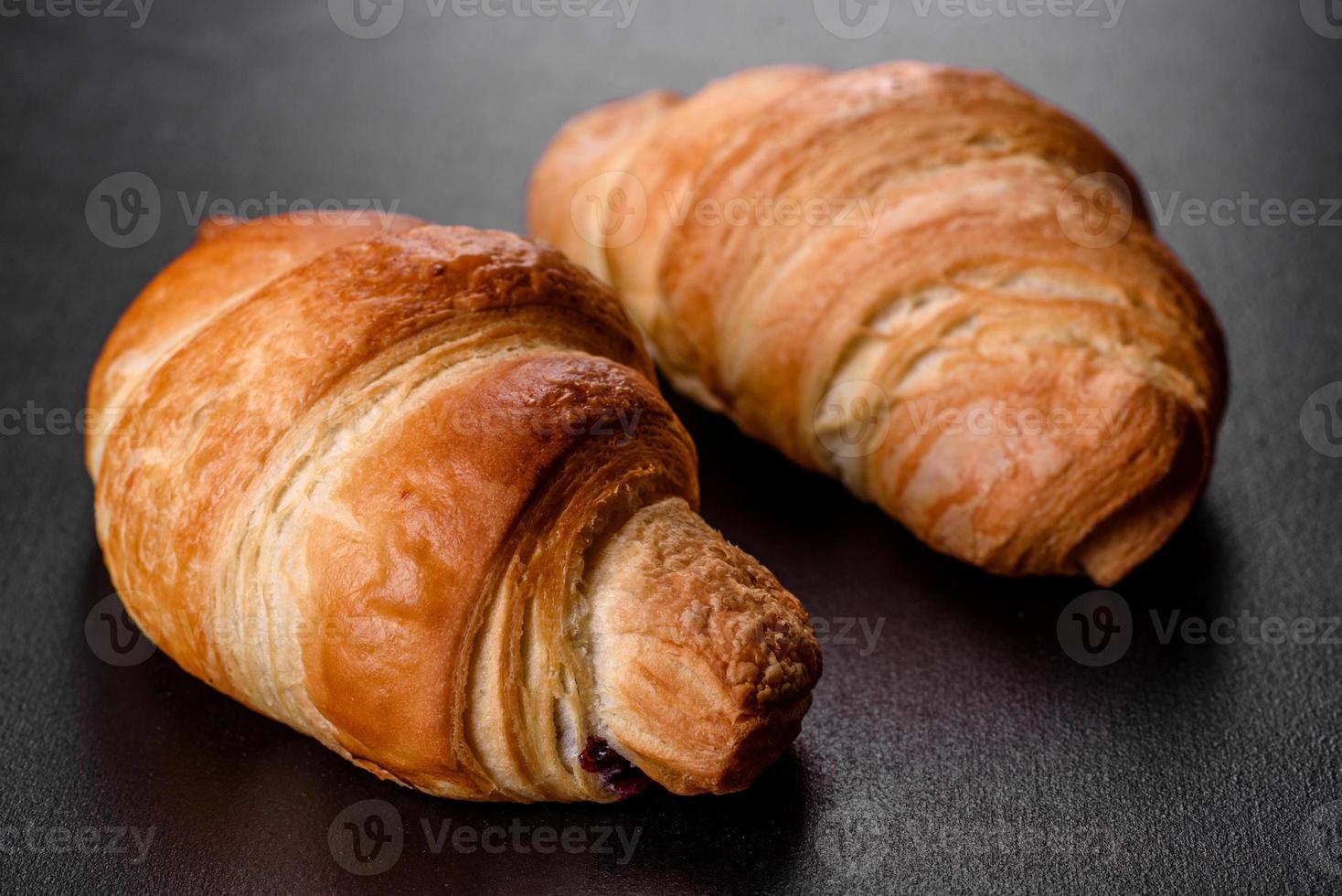 frisches knackiges leckeres französisches Croissant mit einer Tasse duftendem Kaffee foto