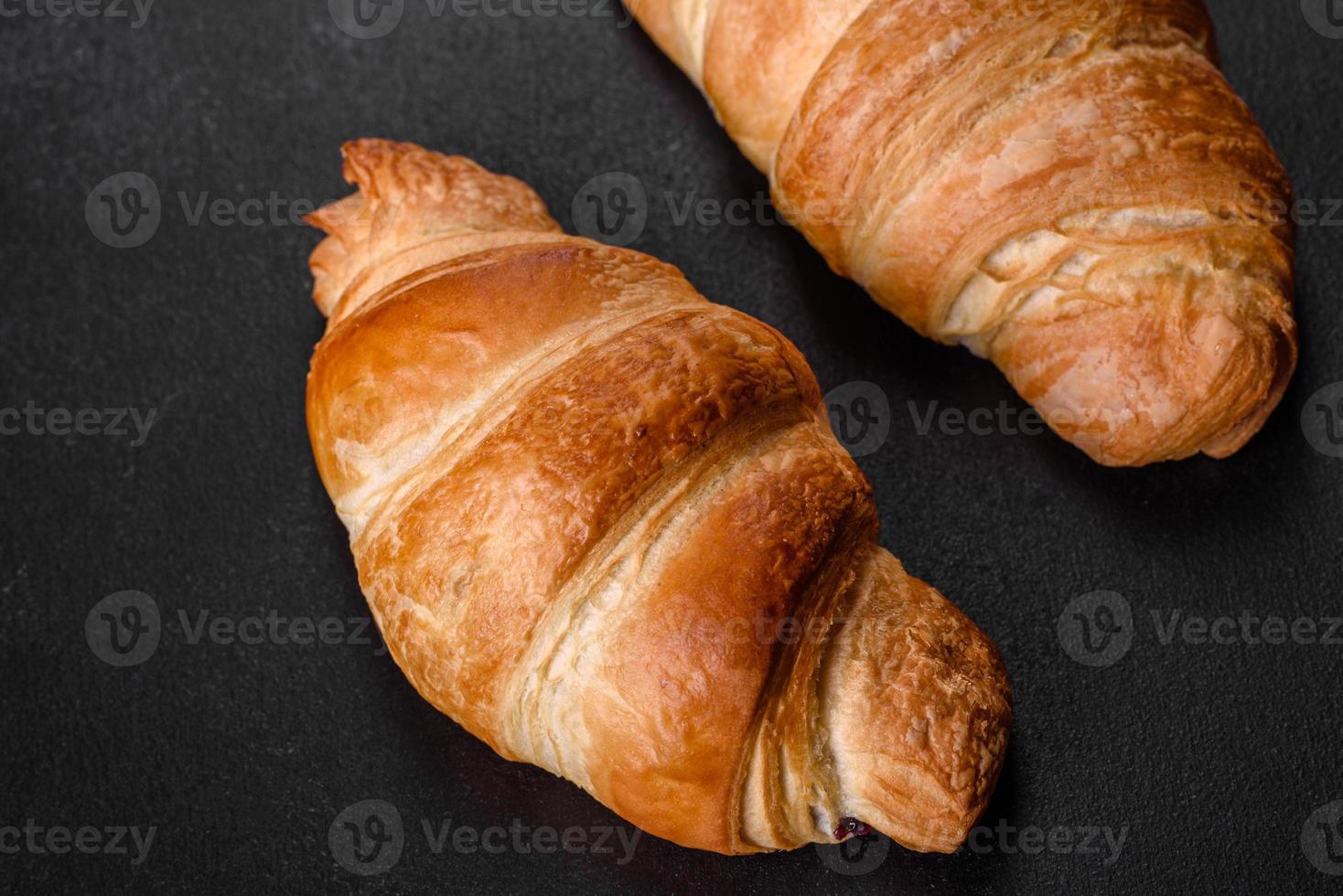 frisches knackiges leckeres französisches Croissant mit einer Tasse duftendem Kaffee foto