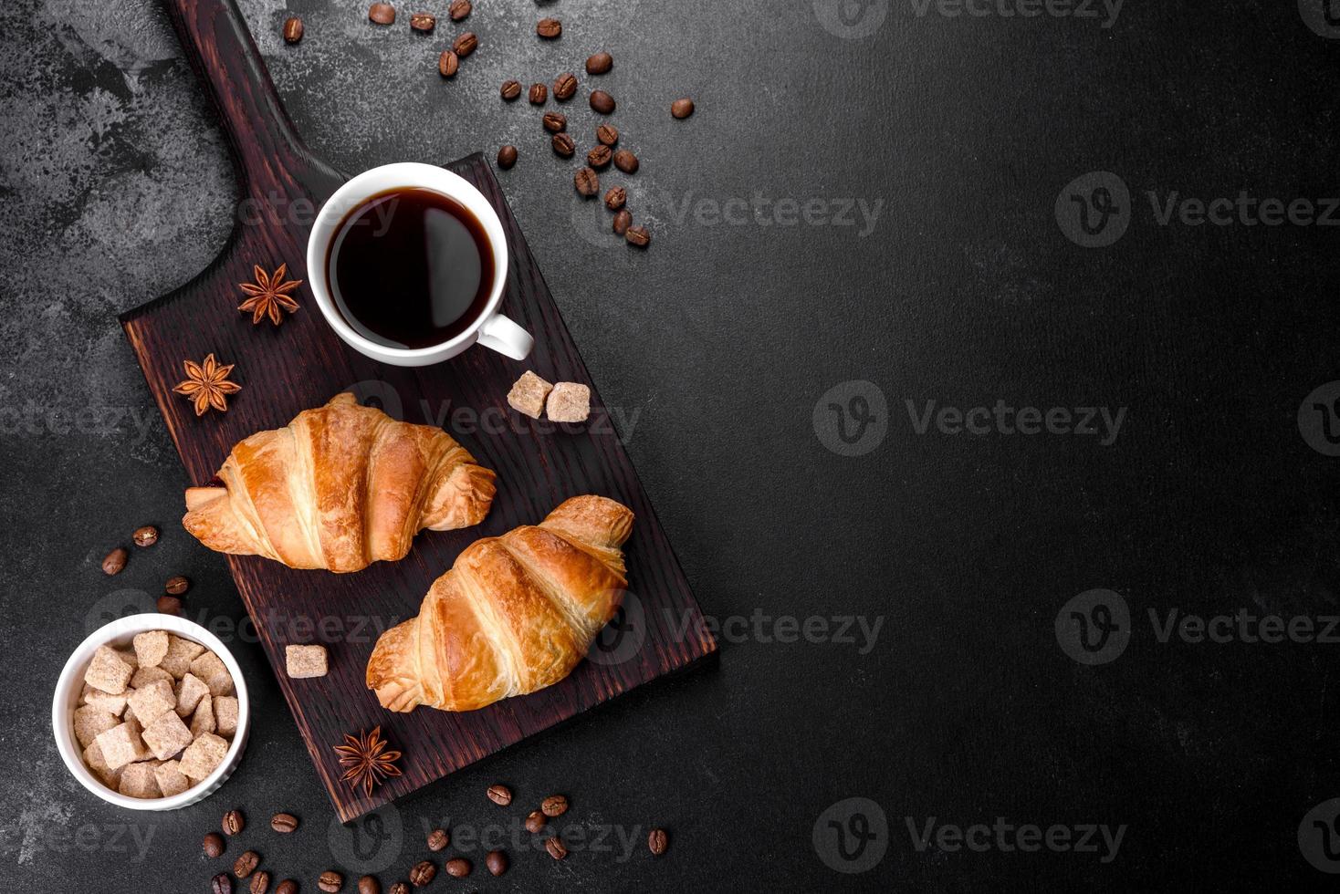 frisches knackiges leckeres französisches Croissant mit einer Tasse duftendem Kaffee foto