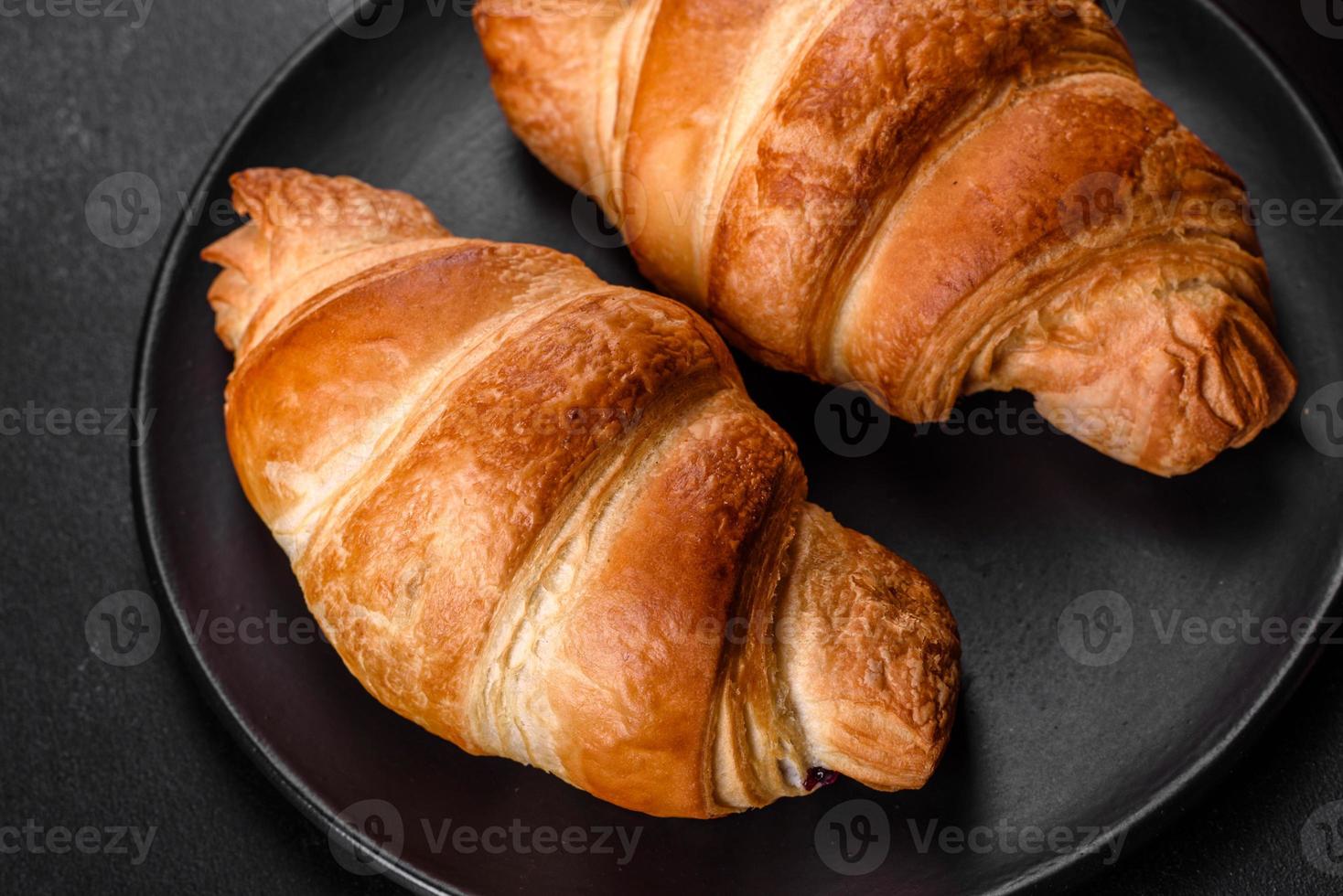 frisches knackiges leckeres französisches Croissant mit einer Tasse duftendem Kaffee foto