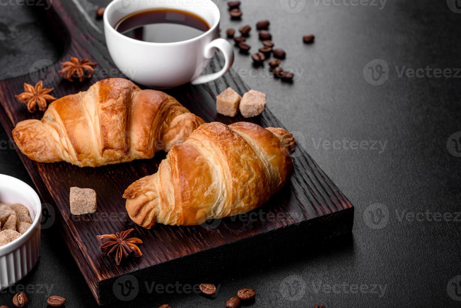 frisches knackiges leckeres französisches Croissant mit einer Tasse duftendem Kaffee foto