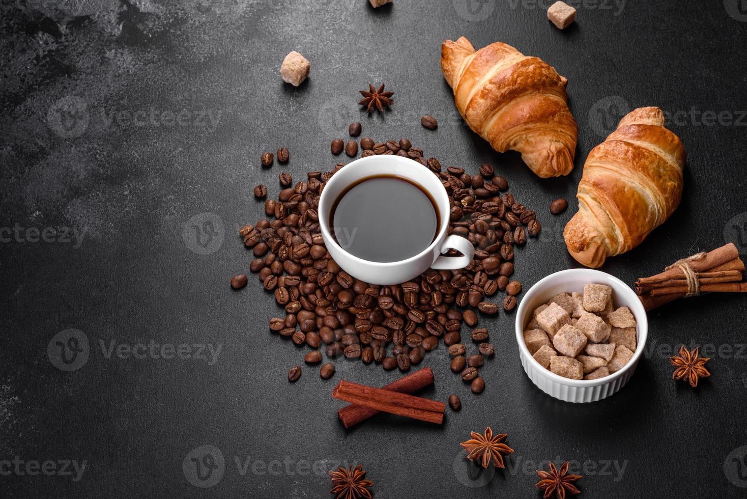 frisches knackiges leckeres französisches Croissant mit einer Tasse duftendem Kaffee foto