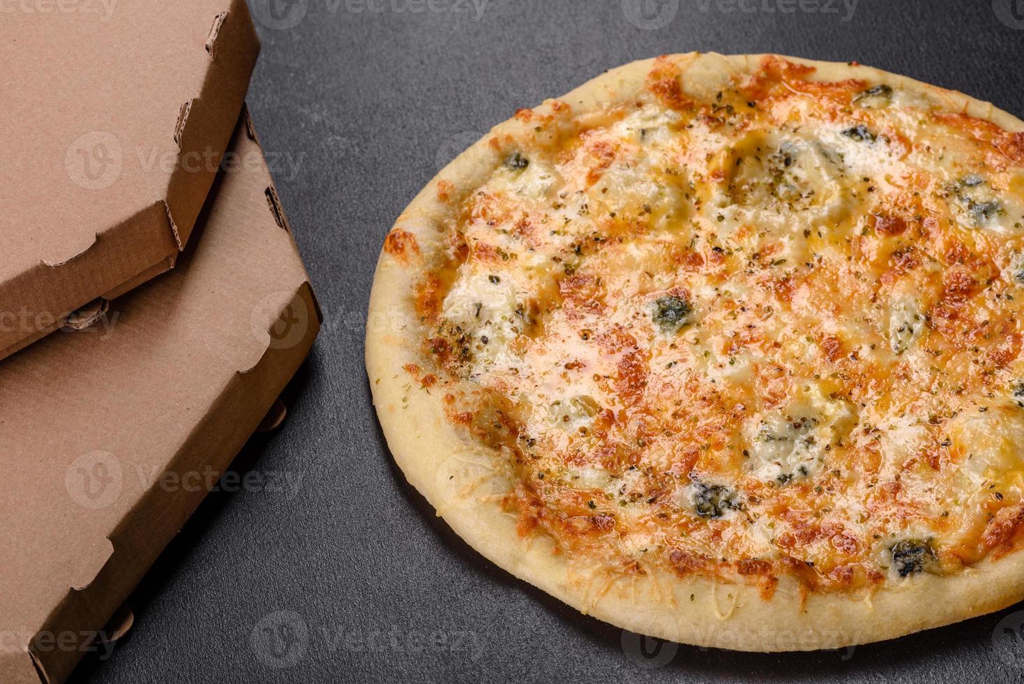 leckere frische Ofenpizza mit Tomaten, Käse und Champignons auf dunklem Betongrund foto