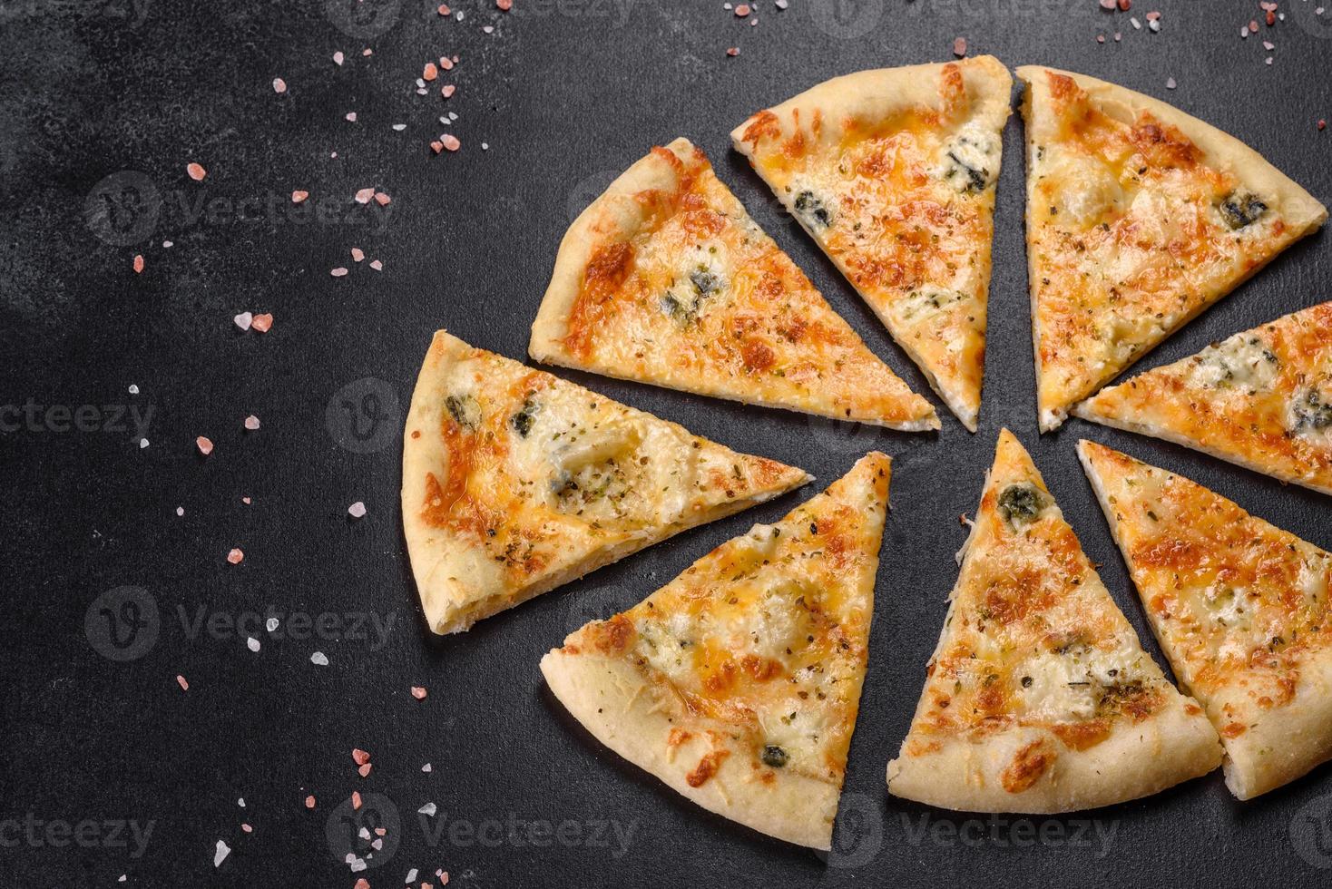 leckere frische Ofenpizza mit Tomaten, Käse und Champignons auf dunklem Betongrund foto