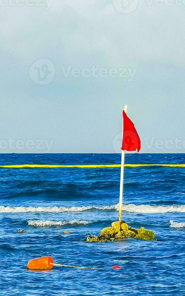 rote flagge schwimmen verboten hohe wellen playa del carmen mexiko. foto