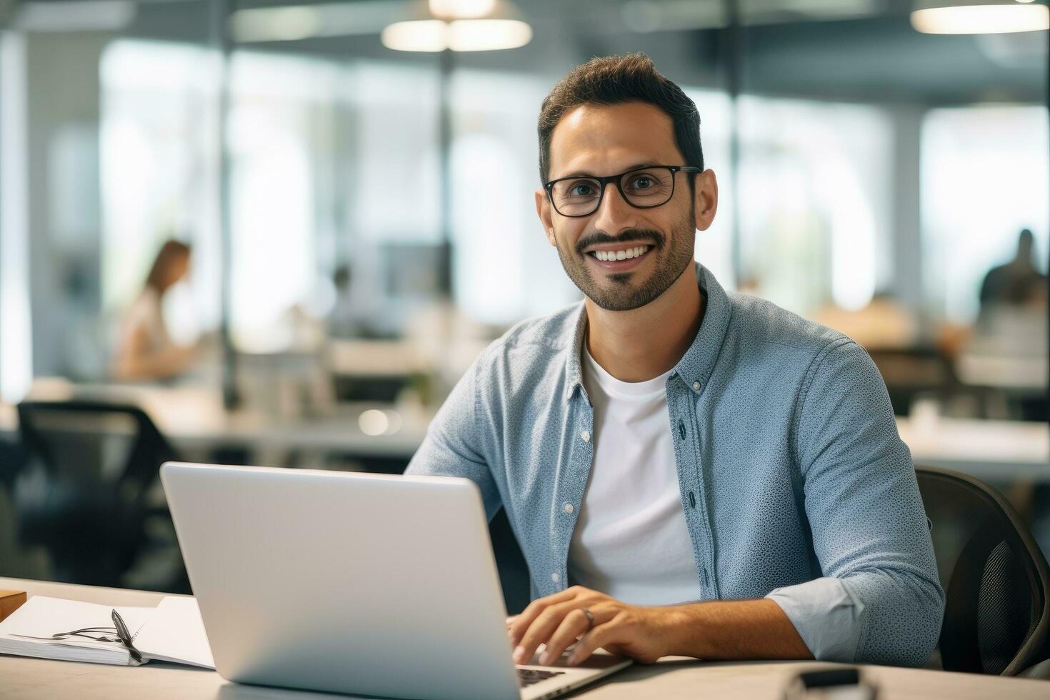 gut aussehend Latein Geschäftsmann Arbeiten mit Computer, männlich Manager funktioniert im modern Büro, Analyse Daten Statistiken und Geschäft Planung. foto