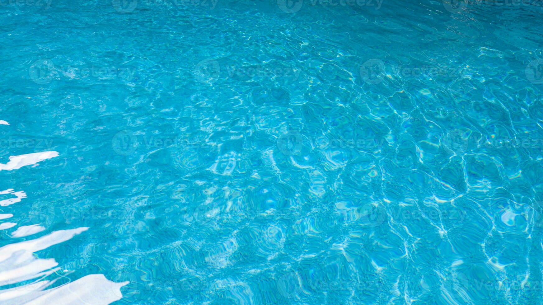 abstrakt Schwimmbad Wasser. Schwimmen Schwimmbad Unterseite Ätzmittel Welligkeit und fließen mit Wellen Hintergrund Oberfläche von Blau Schwimmen Schwimmbad foto