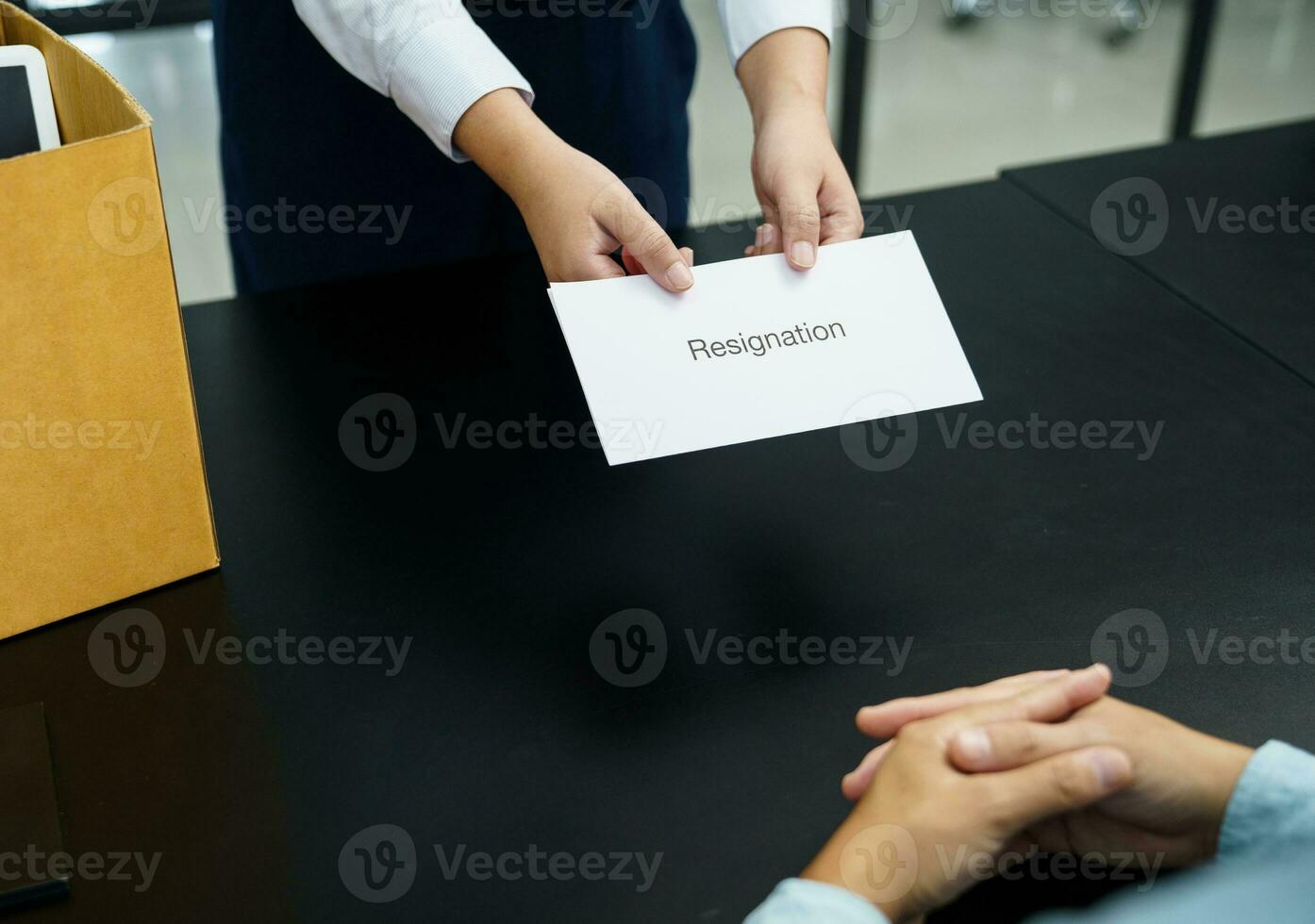 Geschäft Frau Senden Rücktritt Brief zu Boss und halten Zeug zurücktreten drücken oder Tragen Karton Box durch Schreibtisch im Büro foto