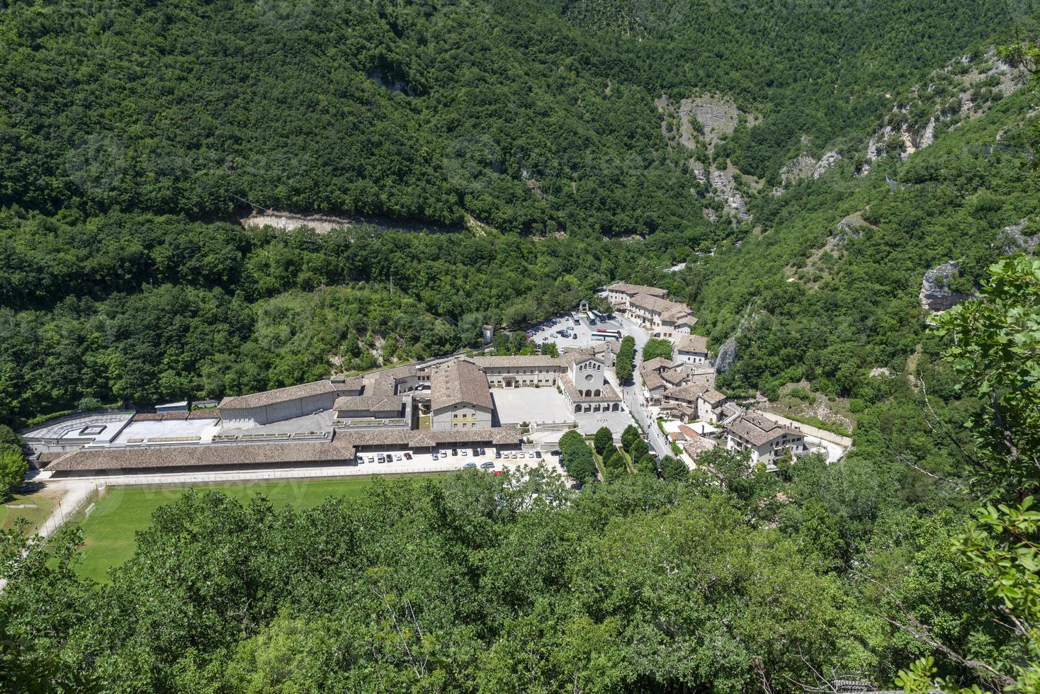 Luftaufnahme der Landschaft von Roccaporena, Italien foto