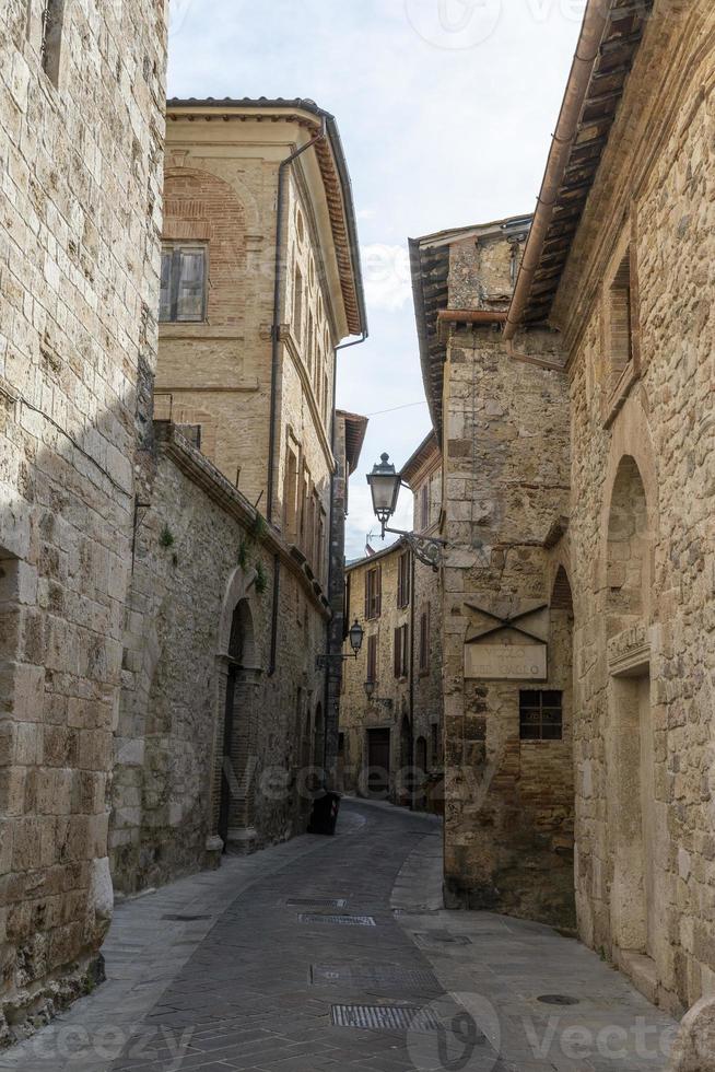 Gebäude im Dorf San Gemini, Italien, 2020 foto