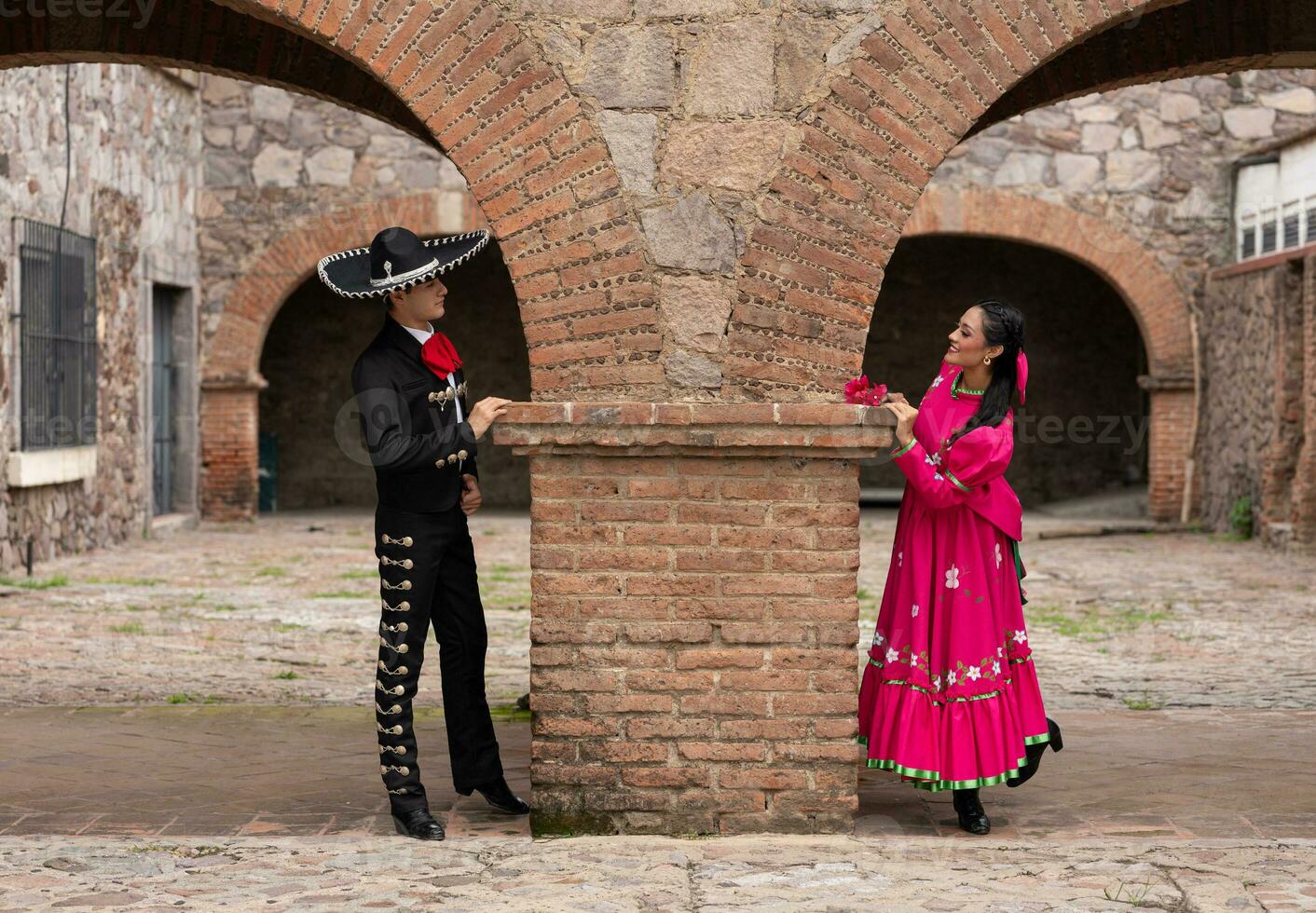 jung spanisch Frau und Mann im Unabhängigkeit Tag oder cinco de Mayo Parade oder kulturell Festival foto