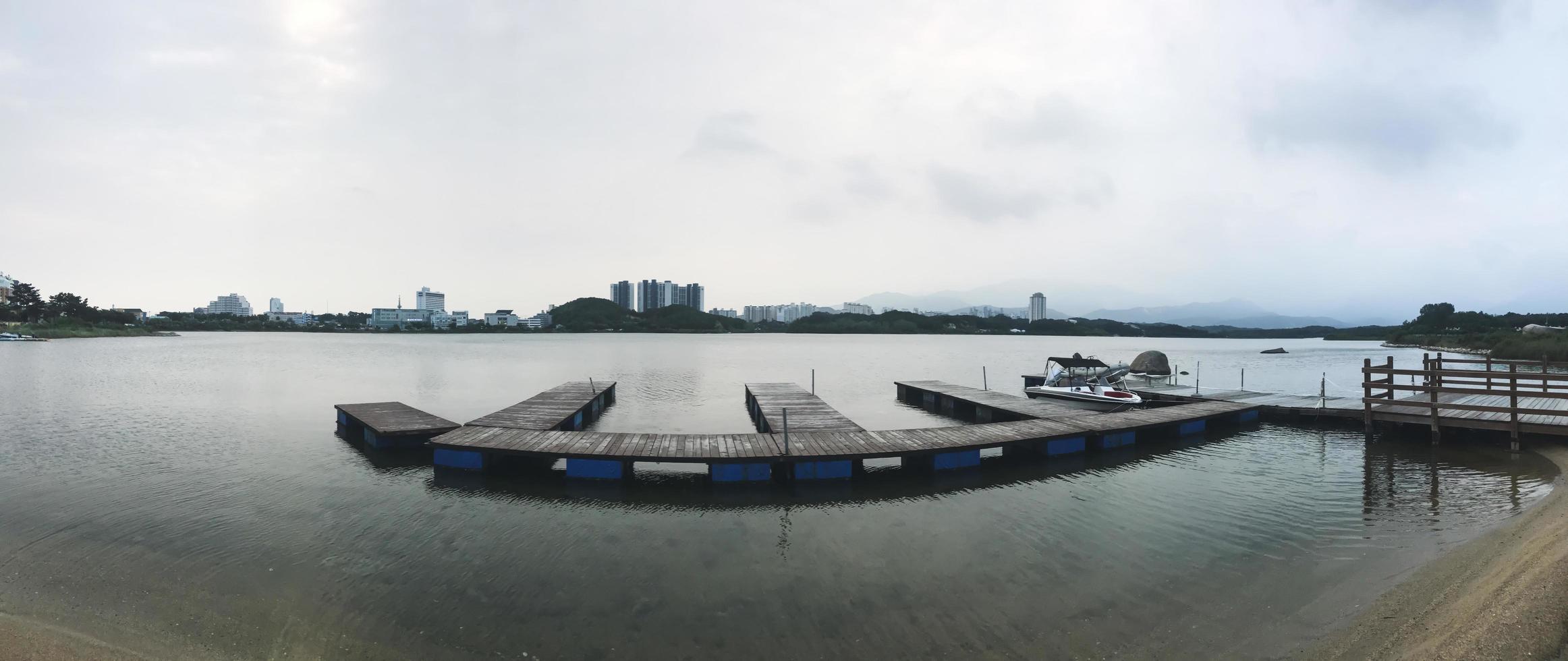 Panorama. der kleine pier am see von sokcho stadt. Südkorea foto