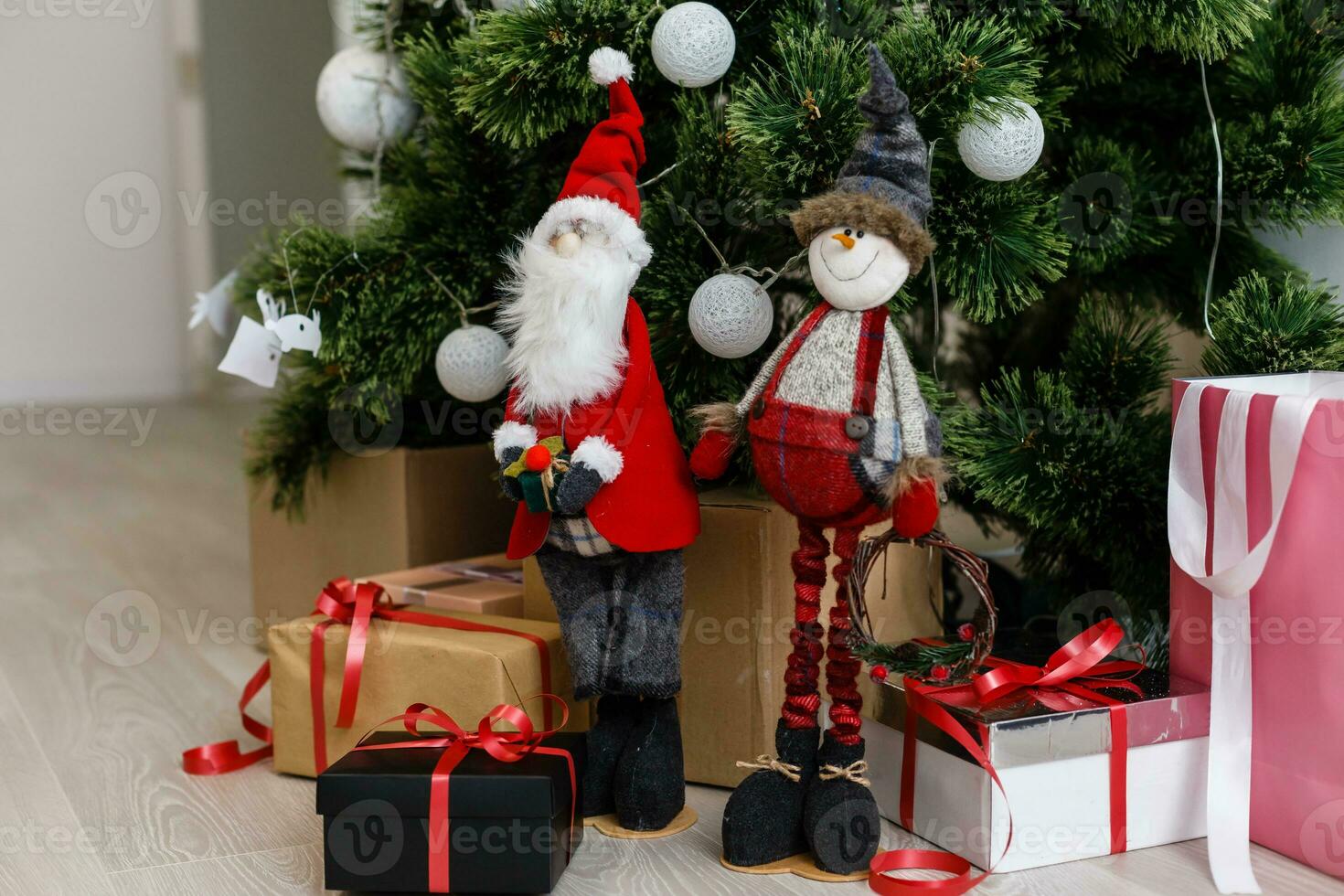 Spielzeug und Geschenke in der Nähe von Weihnachten Baum foto