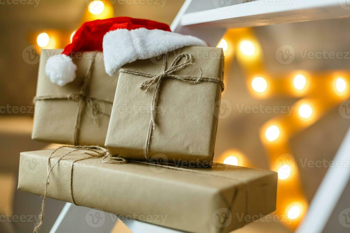 Weihnachten Hintergrund mit Sterne und die Geschenke Über Backstein Mauer foto