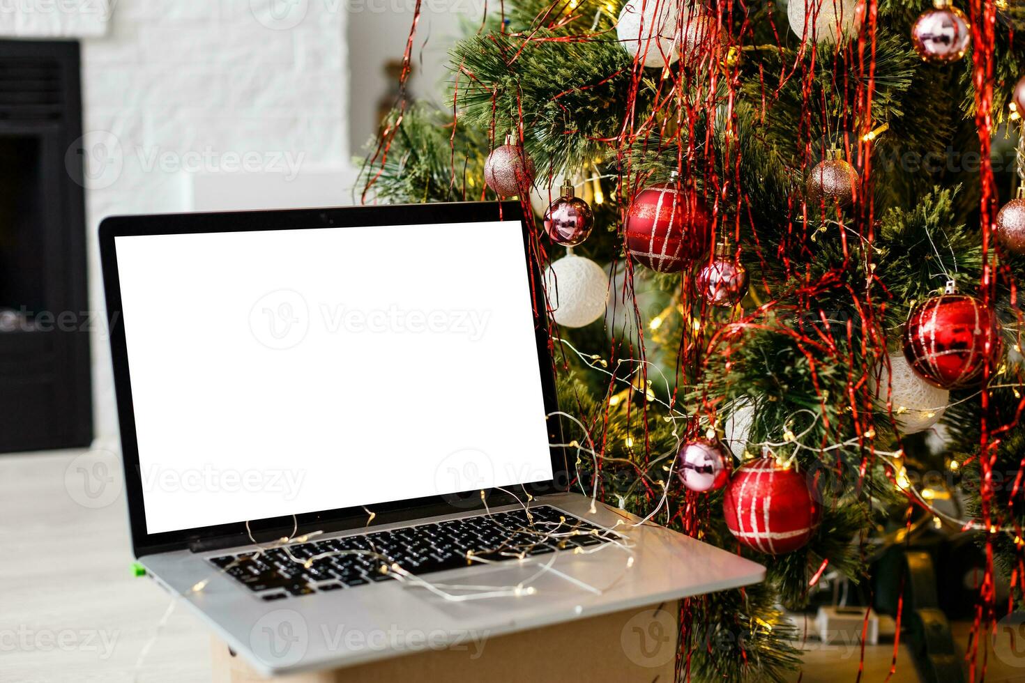 laptop mit geschenkbox und weihnachtsbeleuchtung hintergrund foto