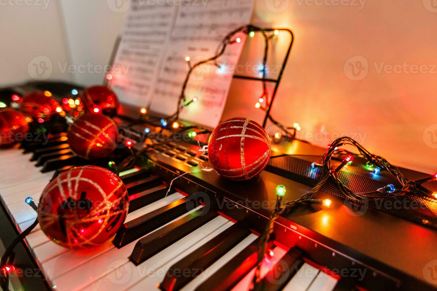 Klavier Tastatur mit Weihnachten Dekoration, Nahansicht foto