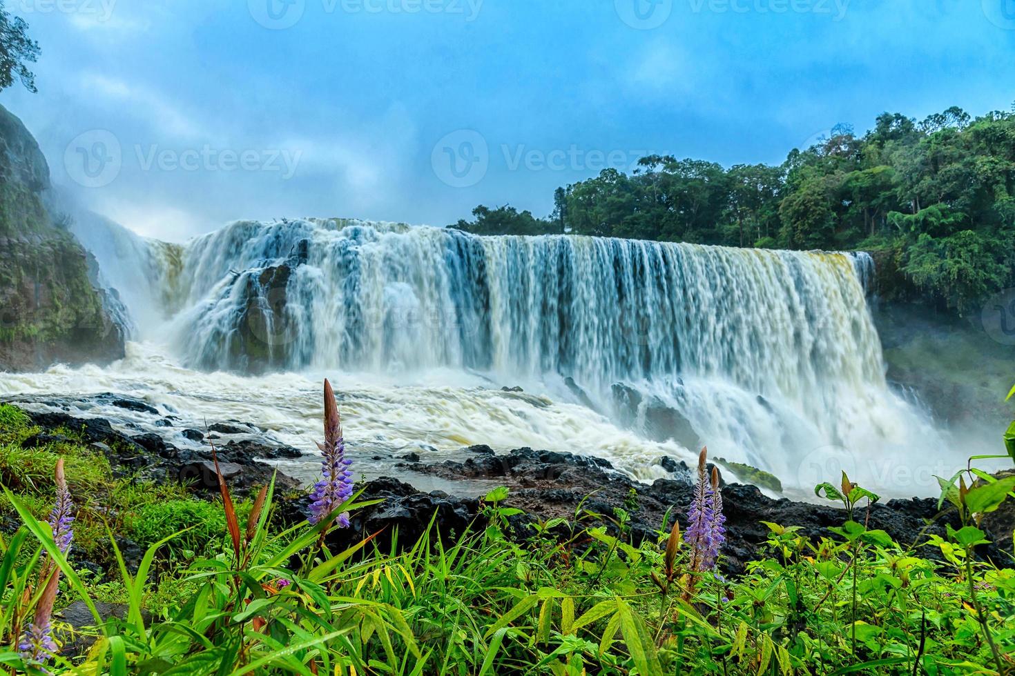 Der mächtige Wasserfall Sae Pong Lai im Süden von Laos. foto