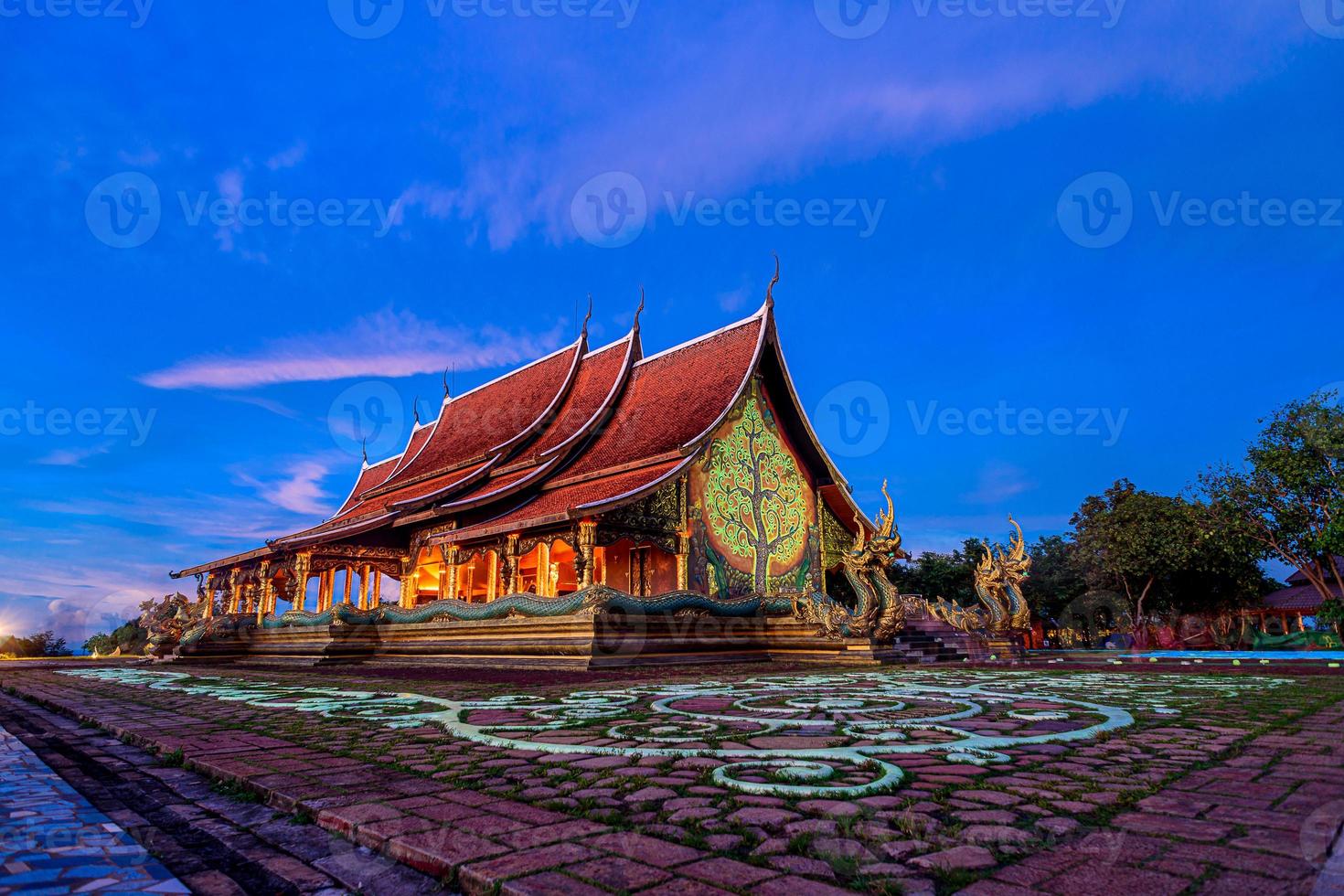 Dämmerungsaufnahme des Sirindhorn Wararam Phu Prao Tempels in Ubonrachatani, thailand foto