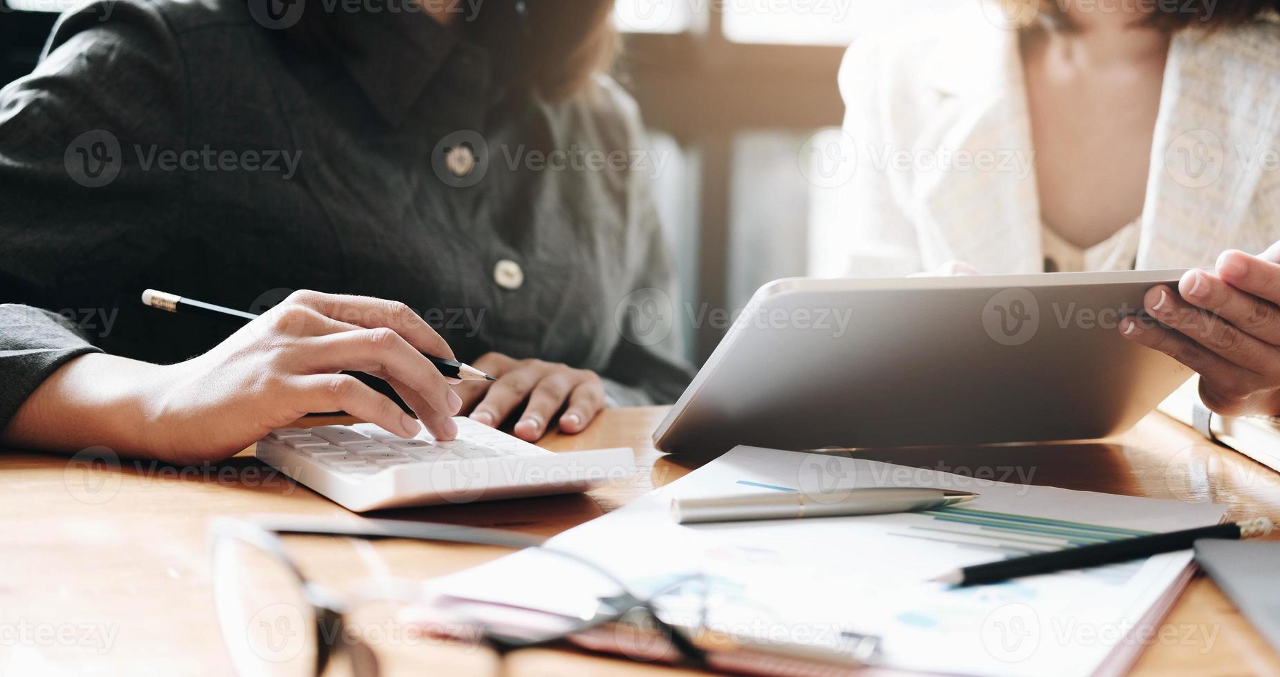 Geschäftsfrauen, die finanzielle Fragen diskutieren foto