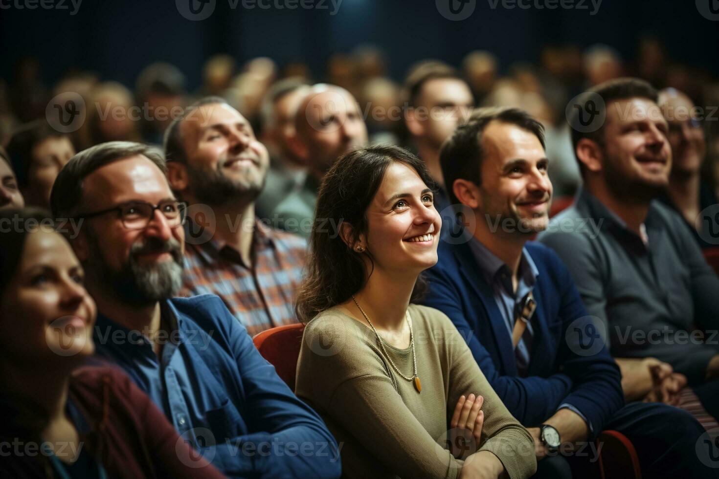 ein Gruppe von lächelnd Menschen, Frauen und Männer beim ein Konferenz, ein Publikum beim ein Seminar, Werkstatt oder Ausbildung, generativ ai foto