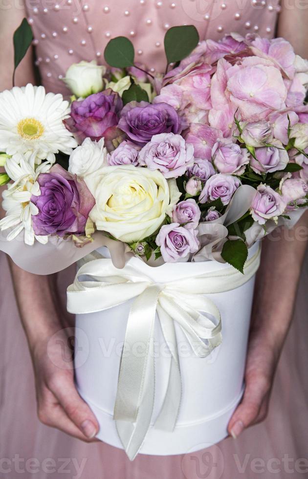 schöne Blumen in weiblichen Händen foto