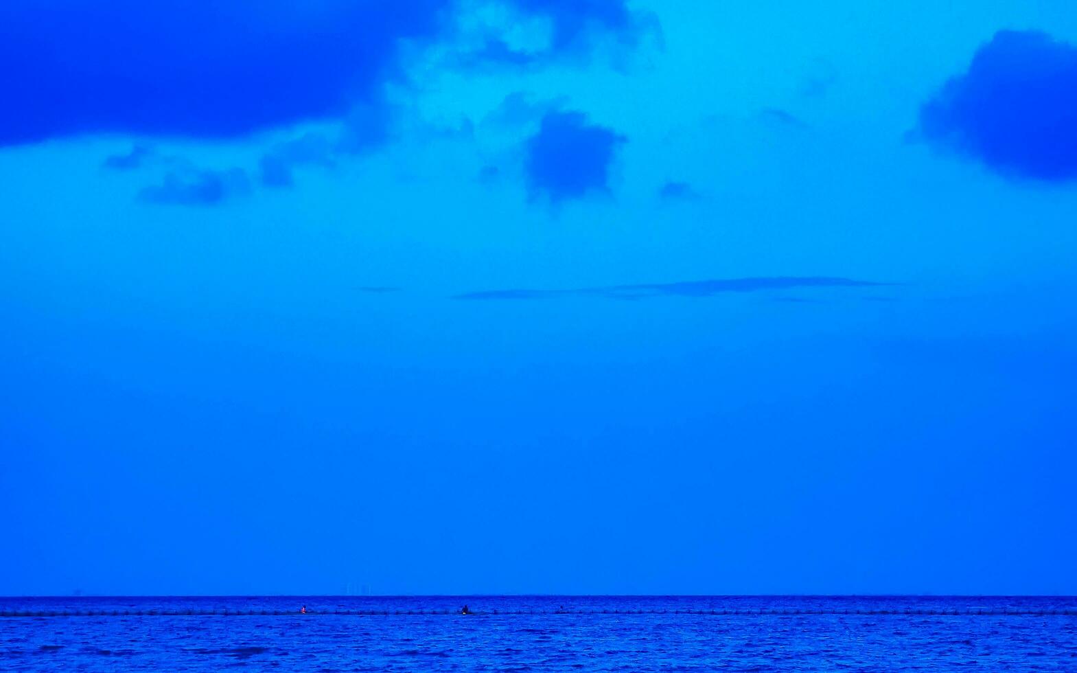 tropischer mexikanischer Strand klares türkisfarbenes Wasser Playa del Carmen Mexiko. foto