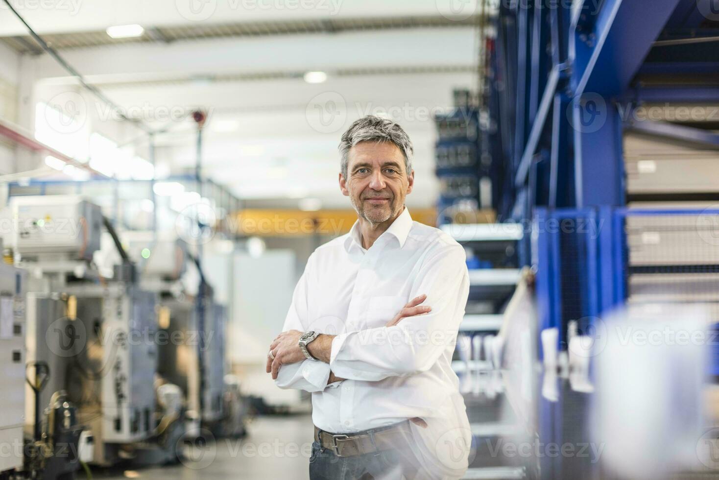 lächelnd Geschäftsmann im Produktion Halle foto