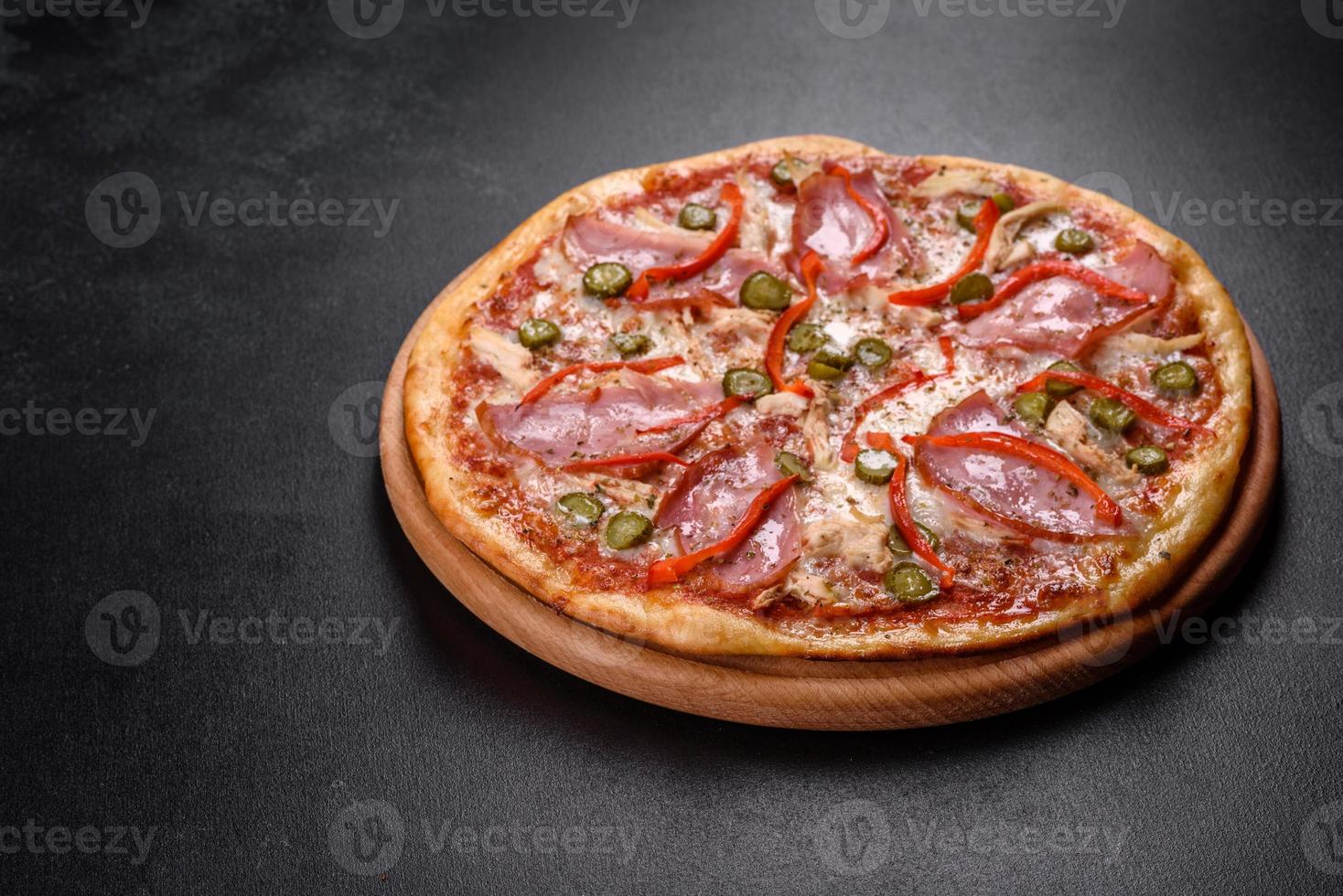 leckere frische knusprige Pizza aus dem Ofen mit Schinken und bulgarischem Pfeffer foto