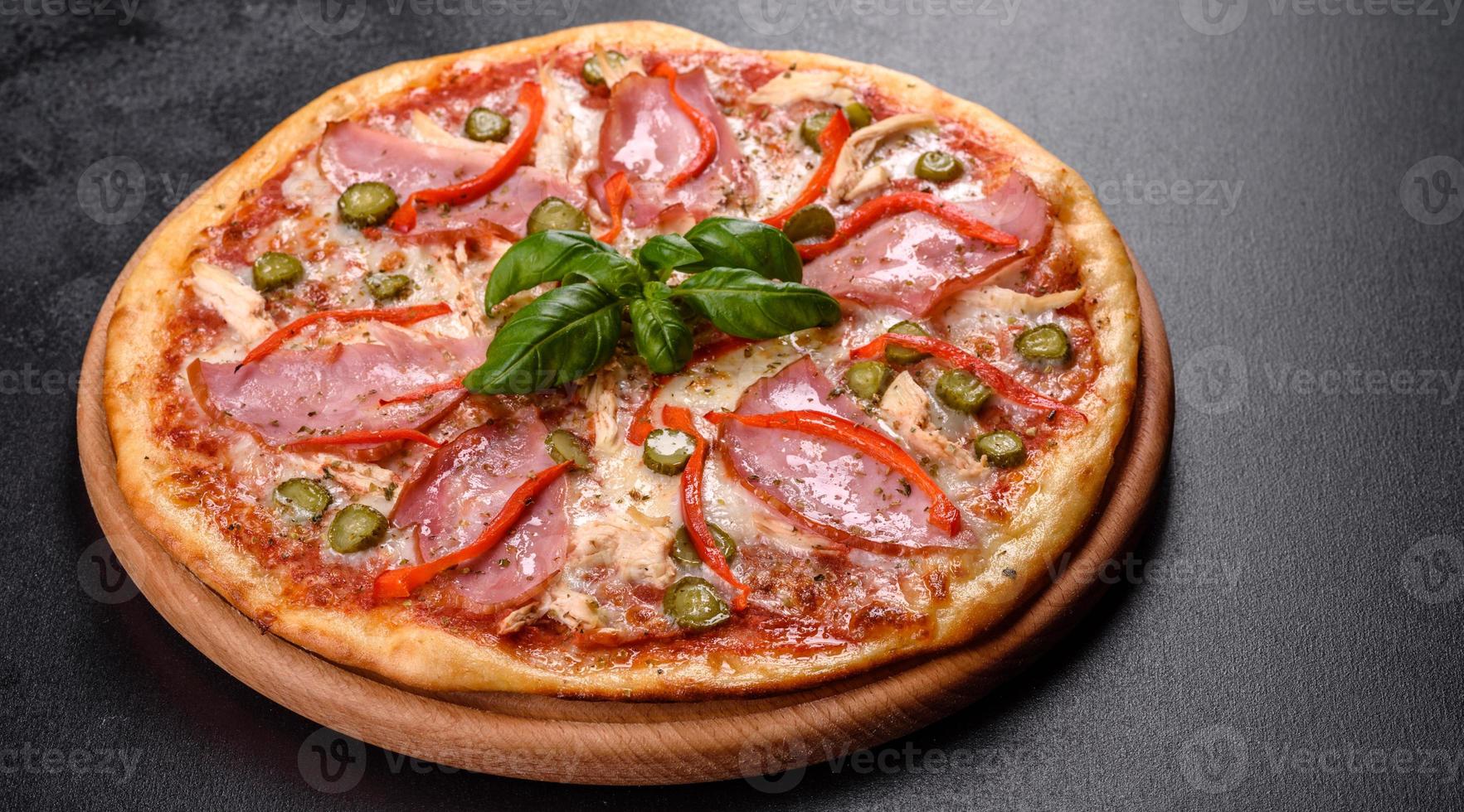 leckere frische knusprige Pizza aus dem Ofen mit Schinken und bulgarischem Pfeffer foto