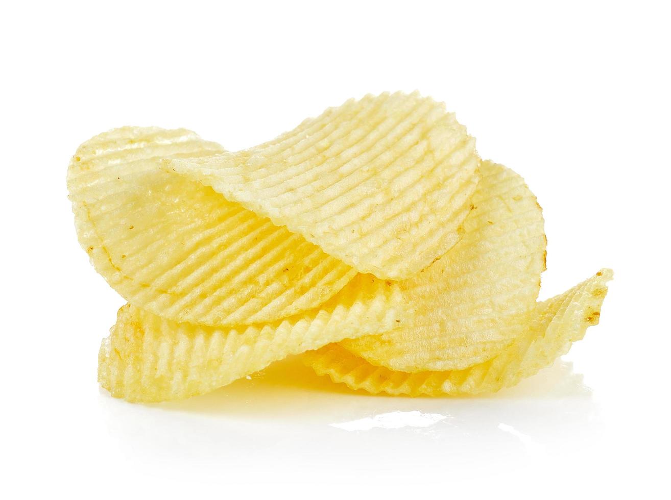 Kartoffelchips auf weißem Hintergrund foto