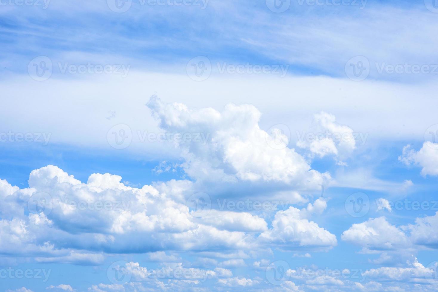 schöne weiße Wolken am strahlend blauen Himmel an einem warmen Sommertag foto