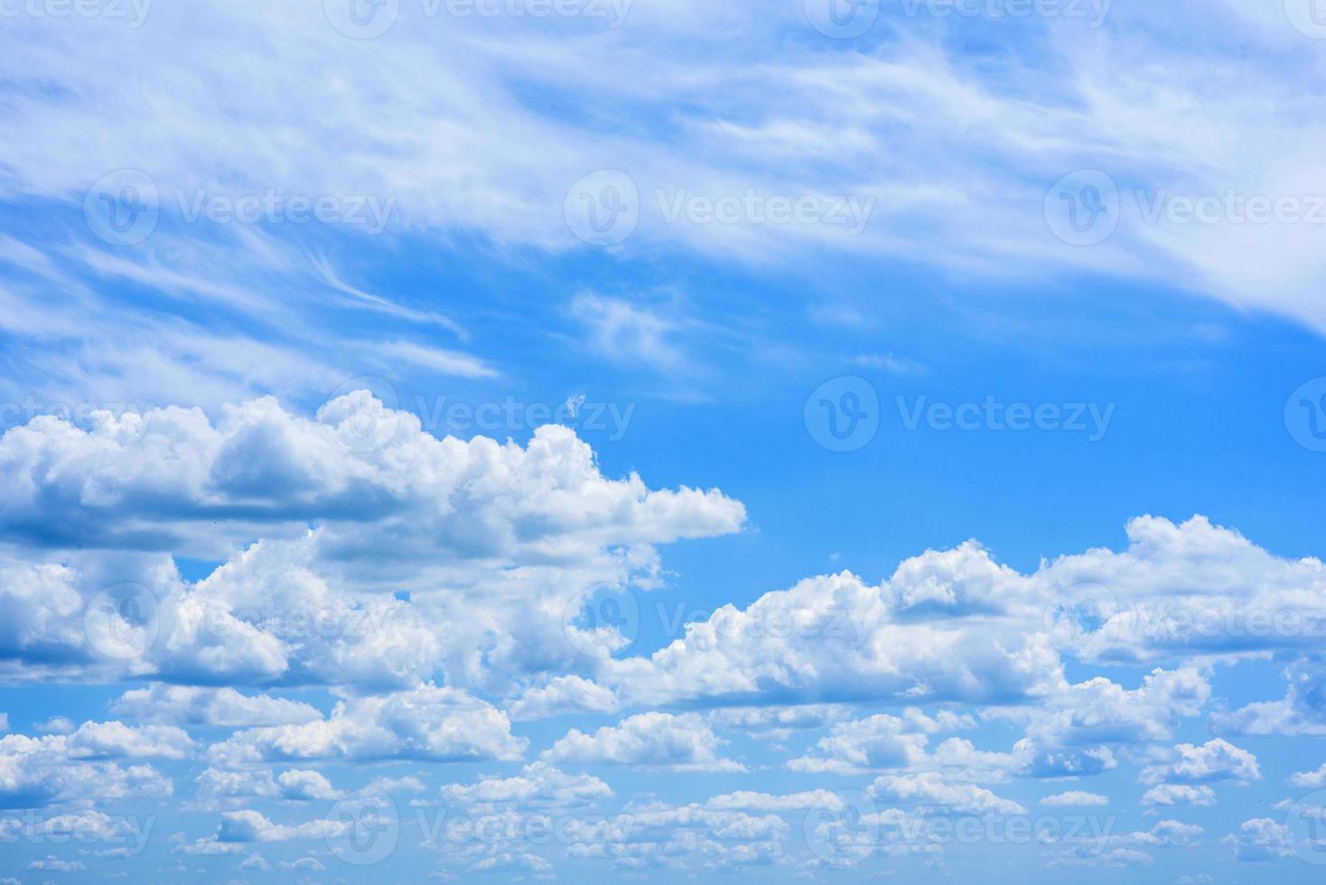 schöne weiße Wolken am strahlend blauen Himmel an einem warmen Sommertag foto