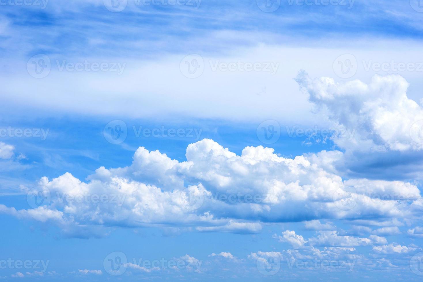 schöne weiße Wolken am strahlend blauen Himmel an einem warmen Sommertag foto