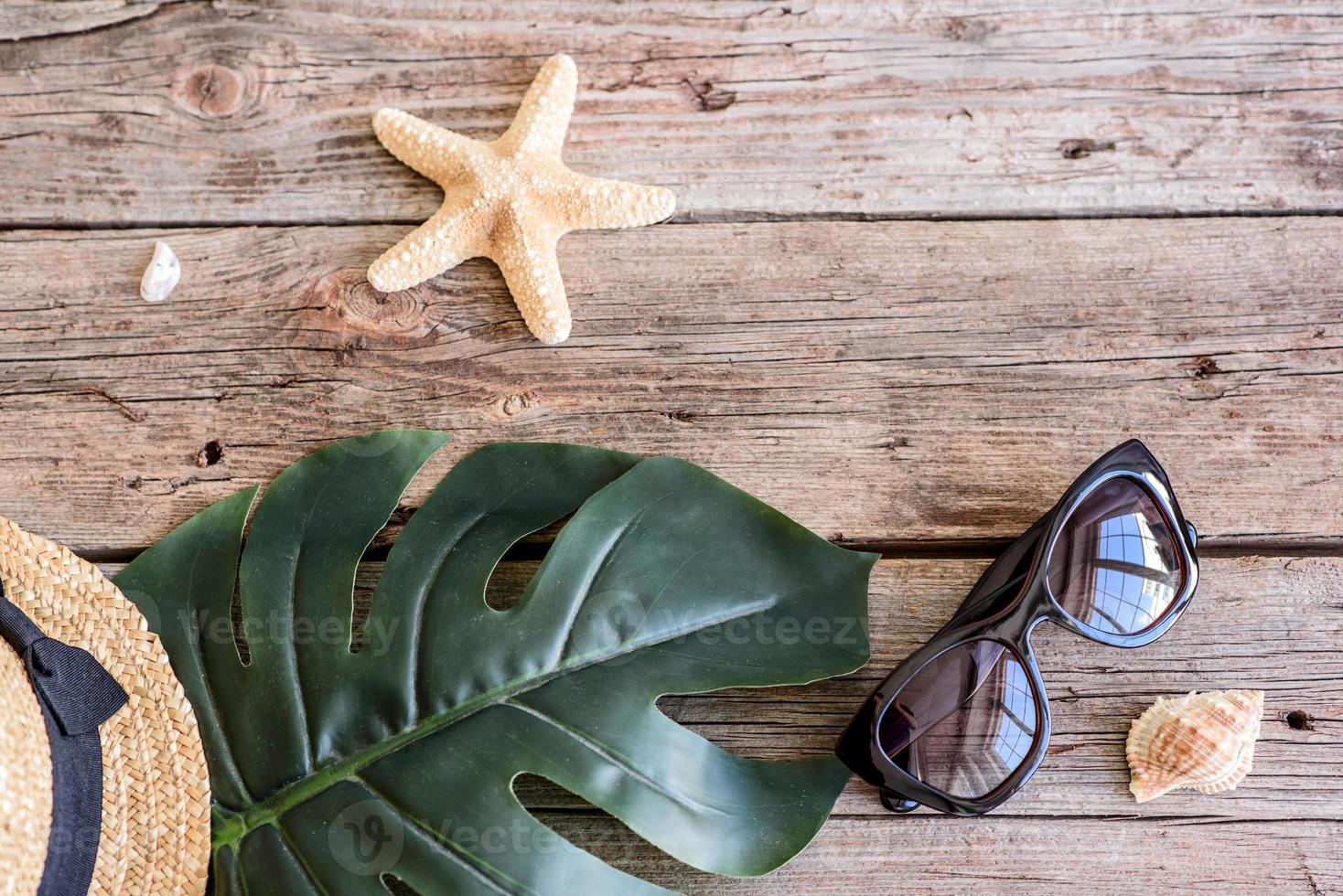 Brille und Hut mit Muscheln und Seesternen auf farbigem Hintergrund foto