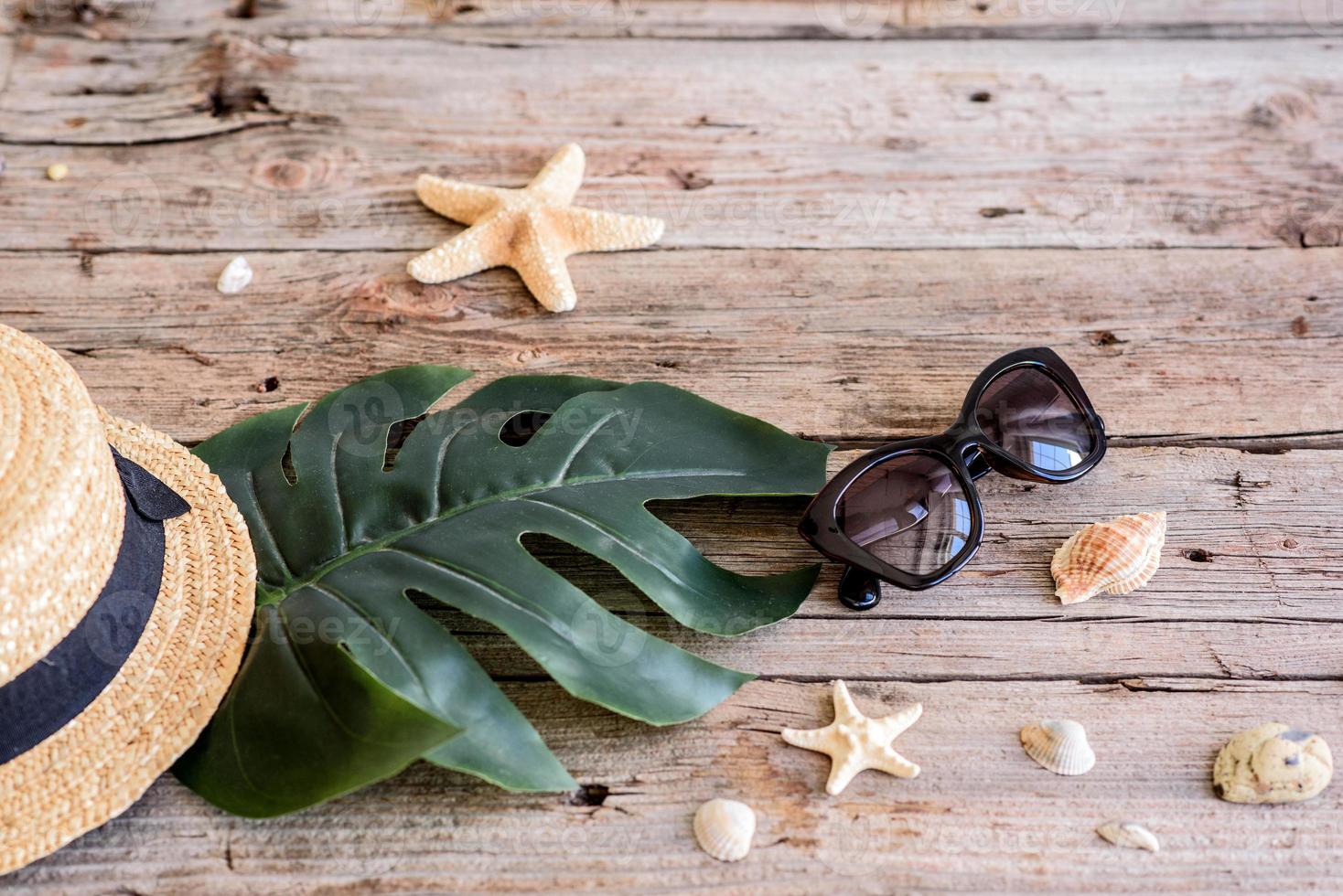 Brille und Hut mit Muscheln und Seesternen auf farbigem Hintergrund foto