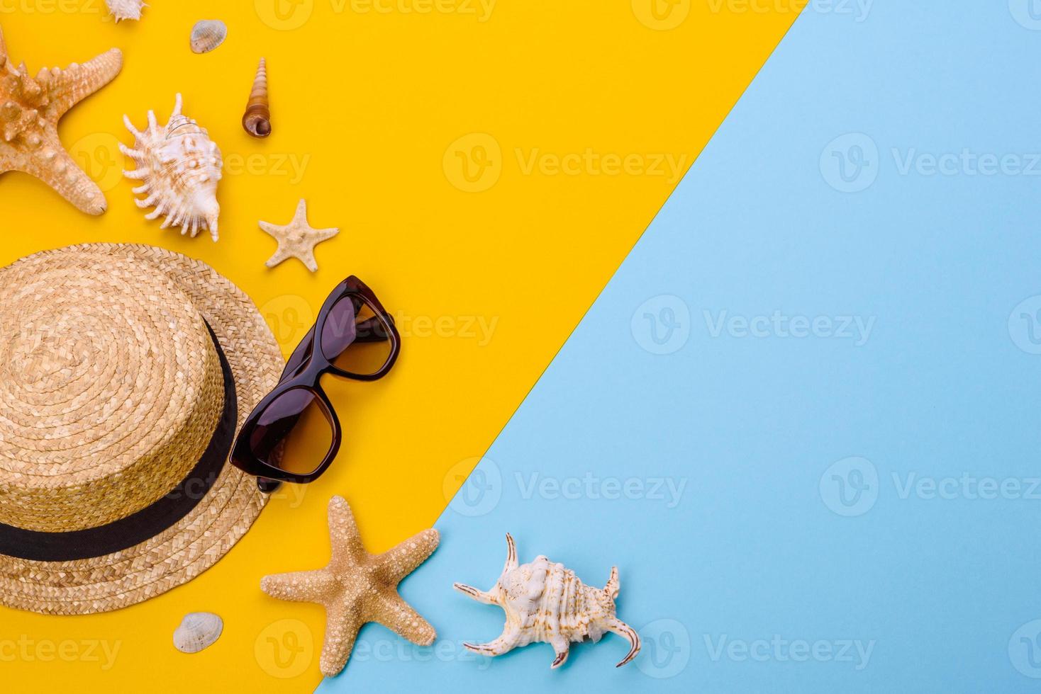 Brille und Hut mit Muscheln und Seesternen auf farbigem Hintergrund foto