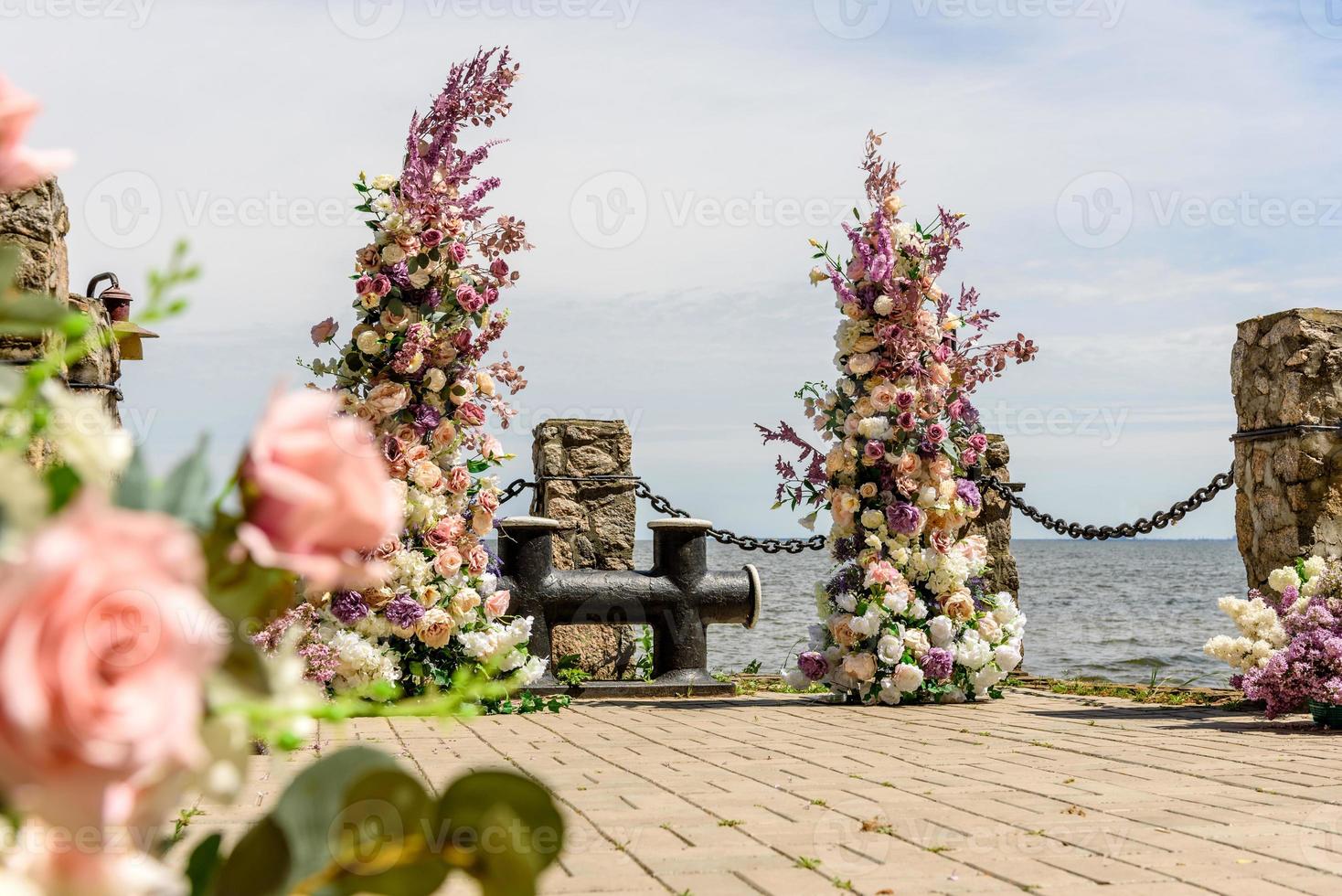 wunderschöne florale Komposition für eine Hochzeitszeremonie an der Ozeanküste foto