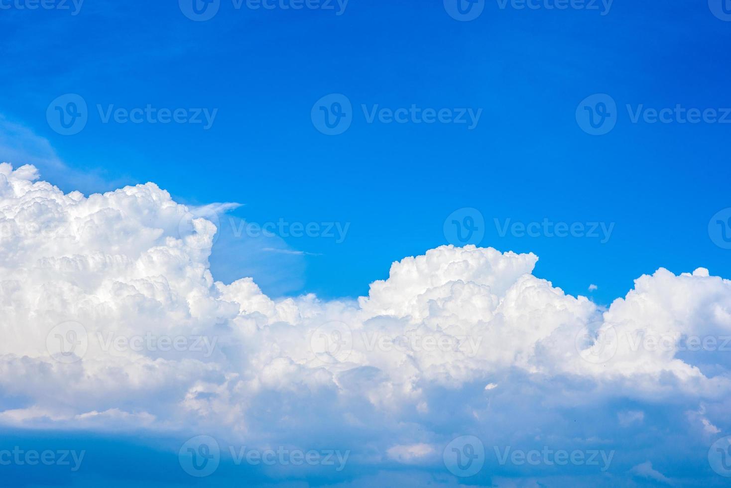 schöne weiße Wolken am strahlend blauen Himmel an einem warmen Sommertag foto
