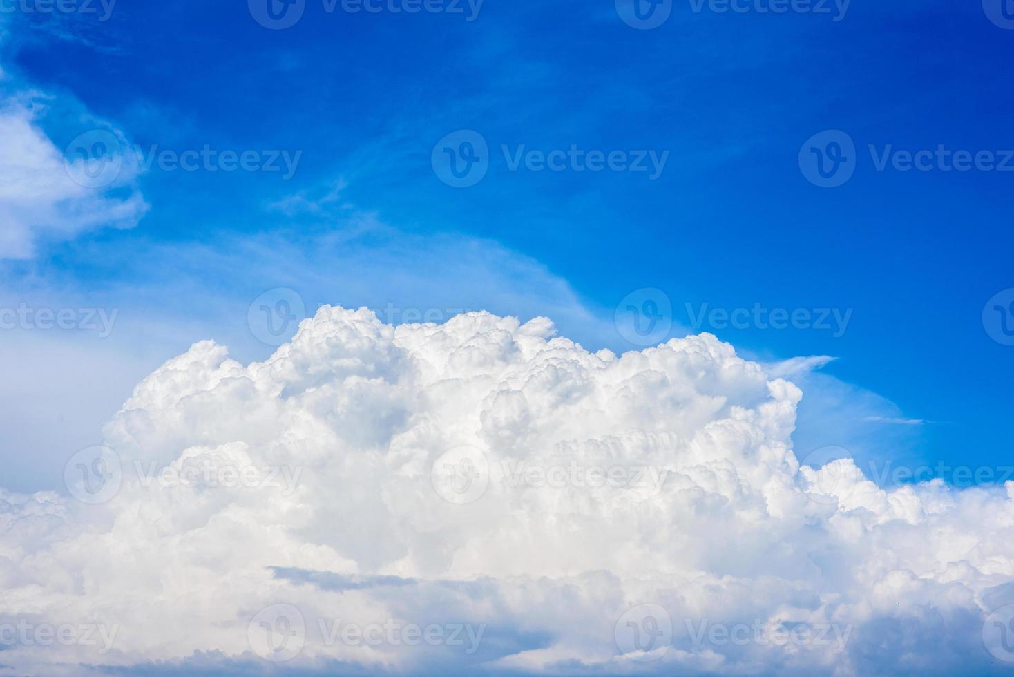 schöne weiße Wolken am strahlend blauen Himmel an einem warmen Sommertag foto