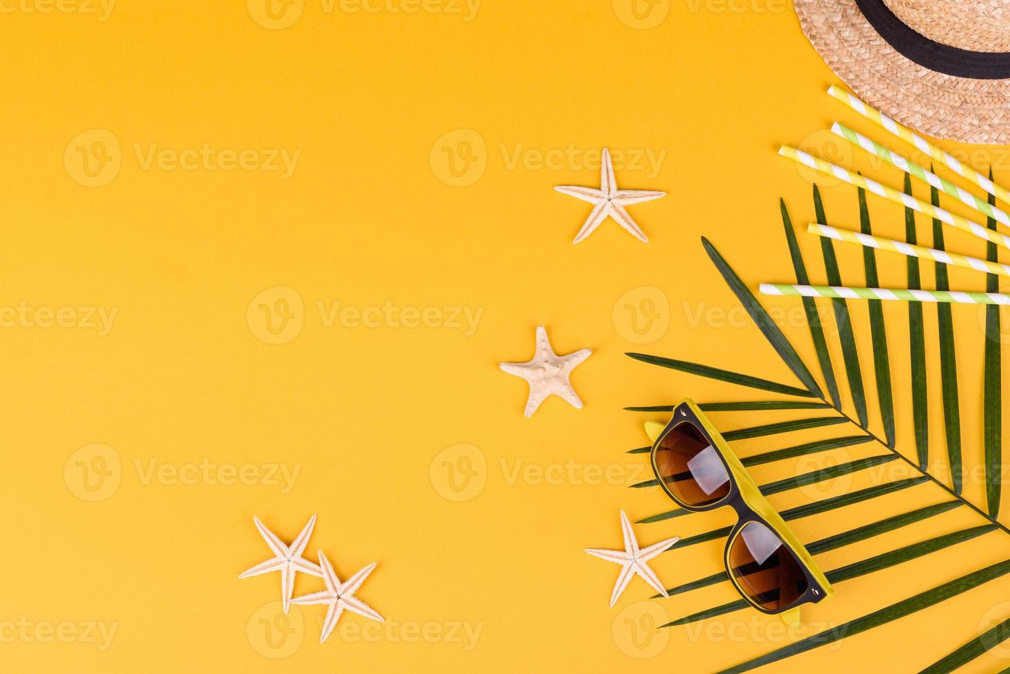 Strandaccessoires mit Muscheln und Seesternen auf farbigem Hintergrund foto