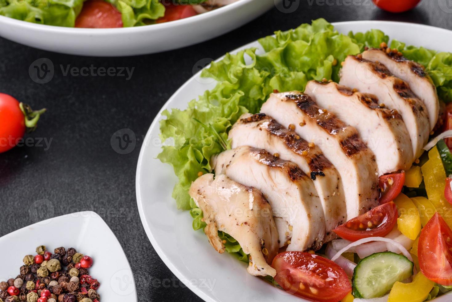 frischer leckerer Salat mit Hühnchen, Tomaten, Gurken, Zwiebeln und Gemüse mit Olivenöl foto