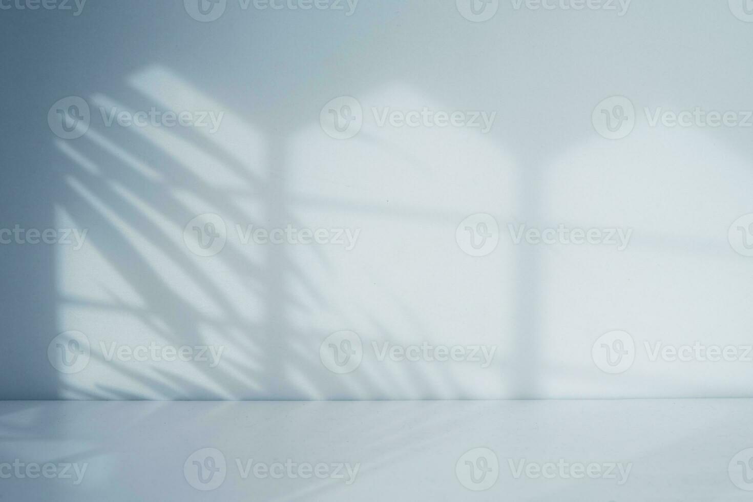 Weiß Zimmer mit Fenster und Palme Blatt Schatten foto